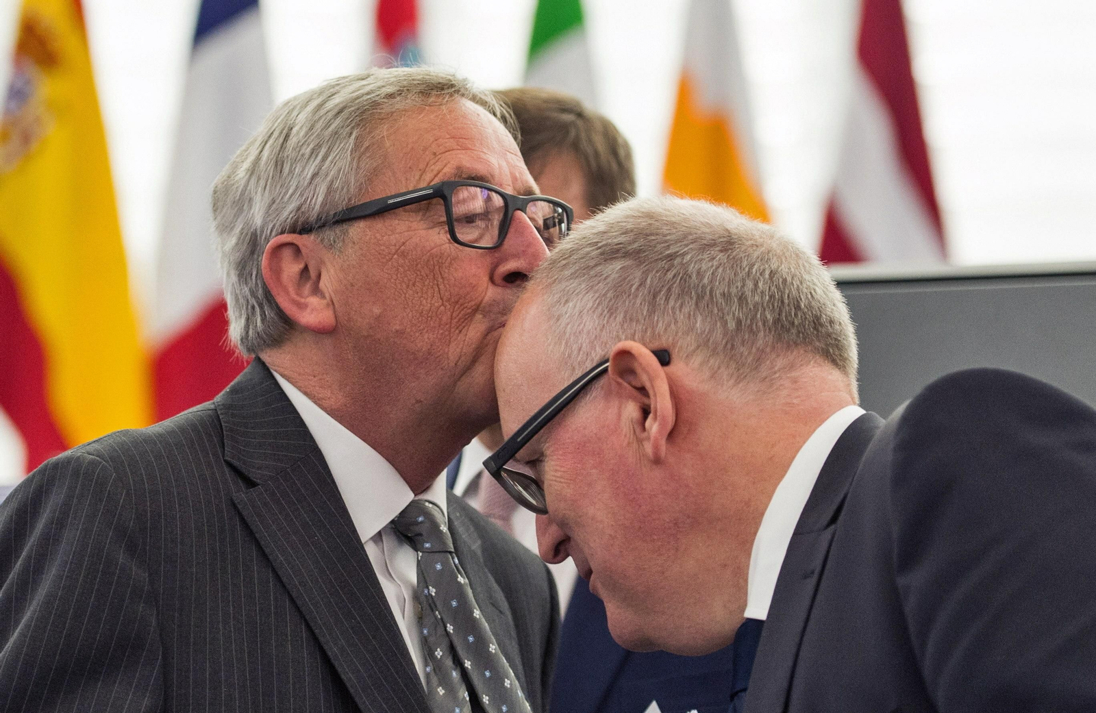 El presidente de la Comisión Europea,. Jean Claude Juncker, besa en la frente al favorito para sucederlo, Frans Timmermans, ayer en Bruselas.