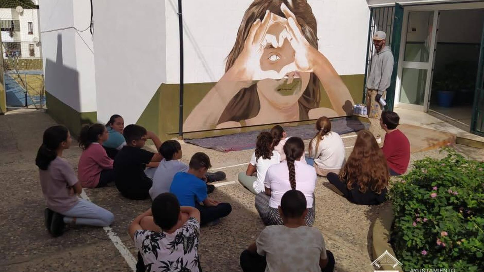 Curro Sedano durante la elaboración del mural con el alumnado de sexto de primaria.