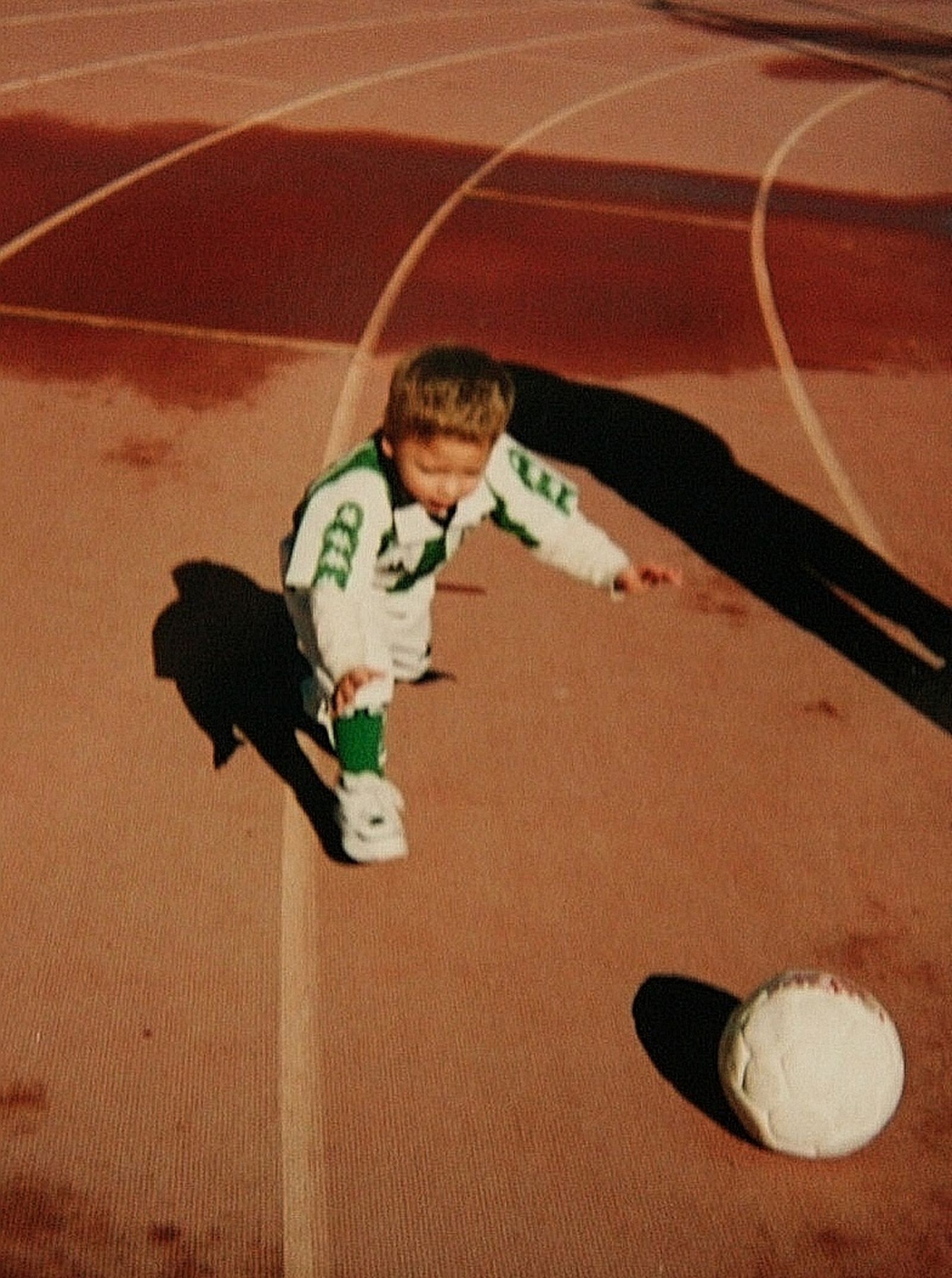 Carlos Marín, con la elástica bética, dando sus primeras patadas a un balón