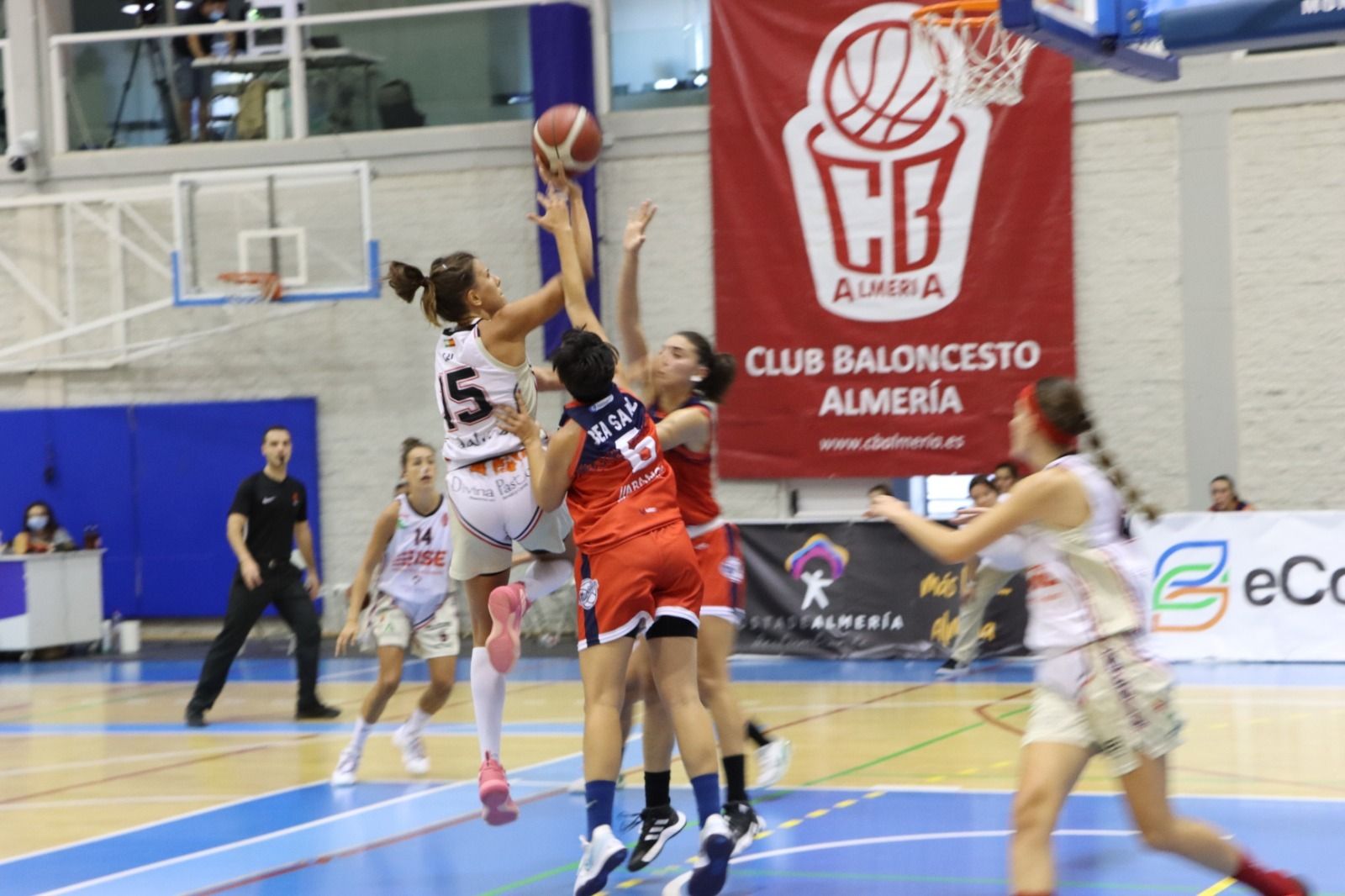 Lucía Méndez lanza a canasta