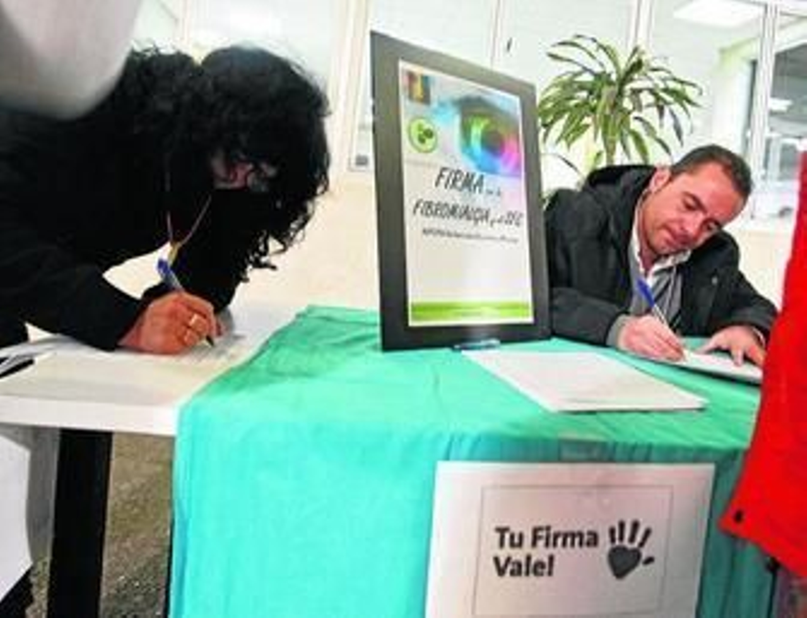 Personas firmando esta semana la iniciativa a la entrada del Hospital Puerta del Mar.