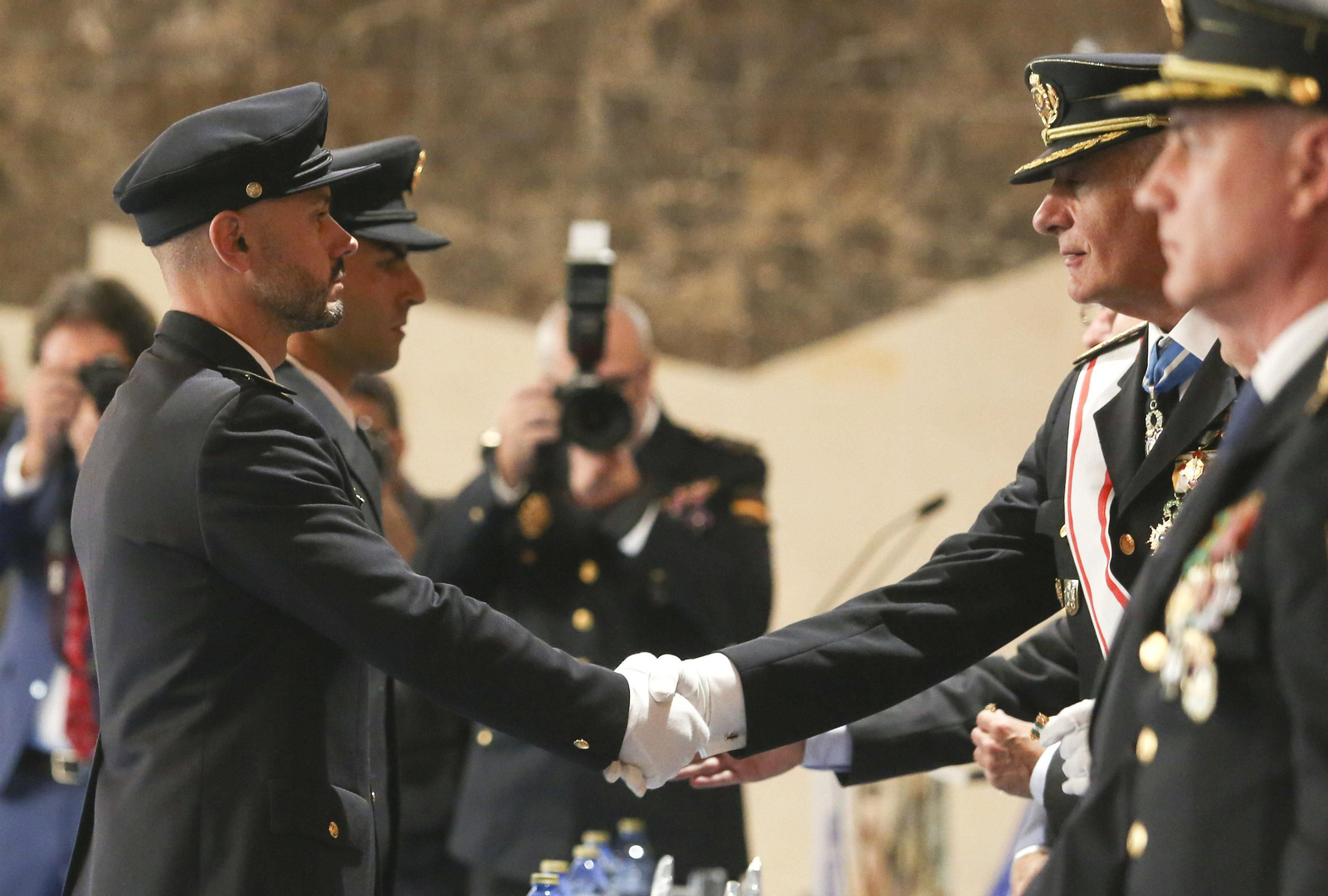 Manuel Millán y José Francisco Bravo recibiendo las medallas rojas.