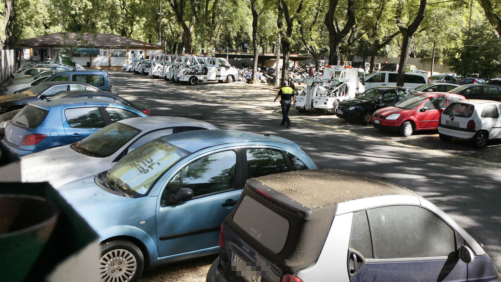 Un policía local recorre las instalaciones del depósito de la grúa municipal