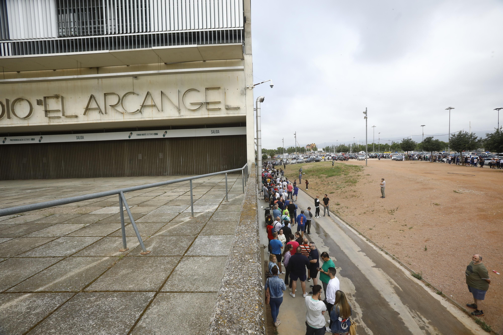 Las mejores fotos de las colas de El Arcángel para conseguir las entradas del Córdoba CF - Barcelona Atlétic Las mejores fotos de las colas de El Arcángel para conseguir las entradas del Córdoba CF - Barcelona Atlétic