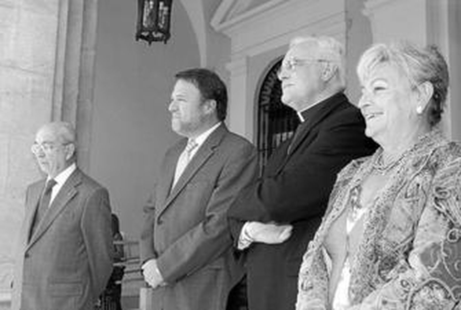 Manuel del Valle, Alfredo Sánchez Monteseirín, monseñor  Amigo Vallejo y Rosamar Prieto-Castro, a las puertas del Ayuntamiento.