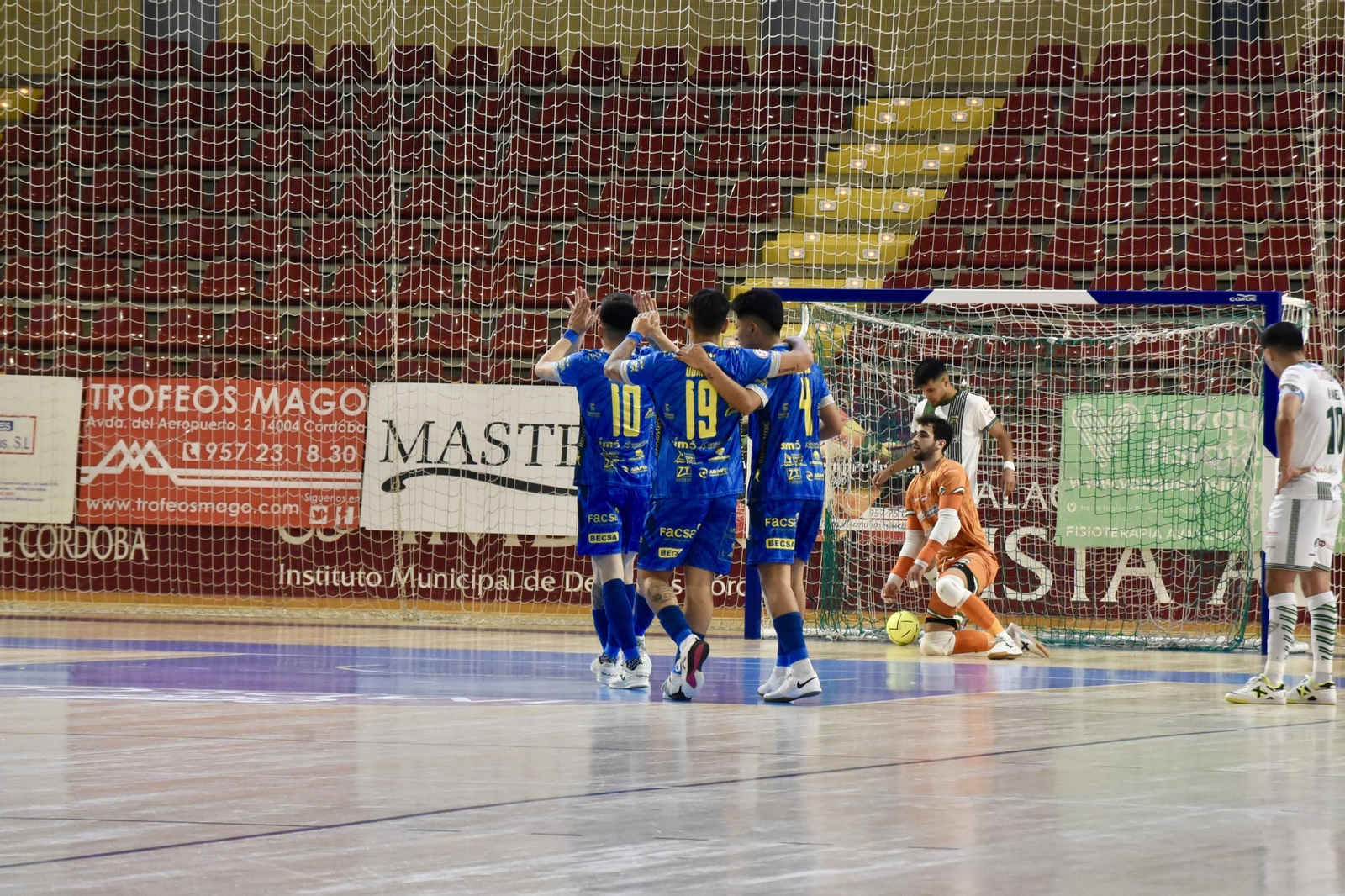 Las mejores fotos del ambiente en Vista Alegre para el Córdoba Futsal - Peñíscola