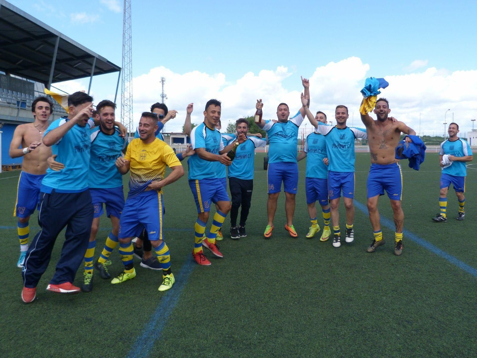 Los jugadores del Multiservicios Franmi celebran su victoria en el Provincial de Huelva de fútbol laboral.