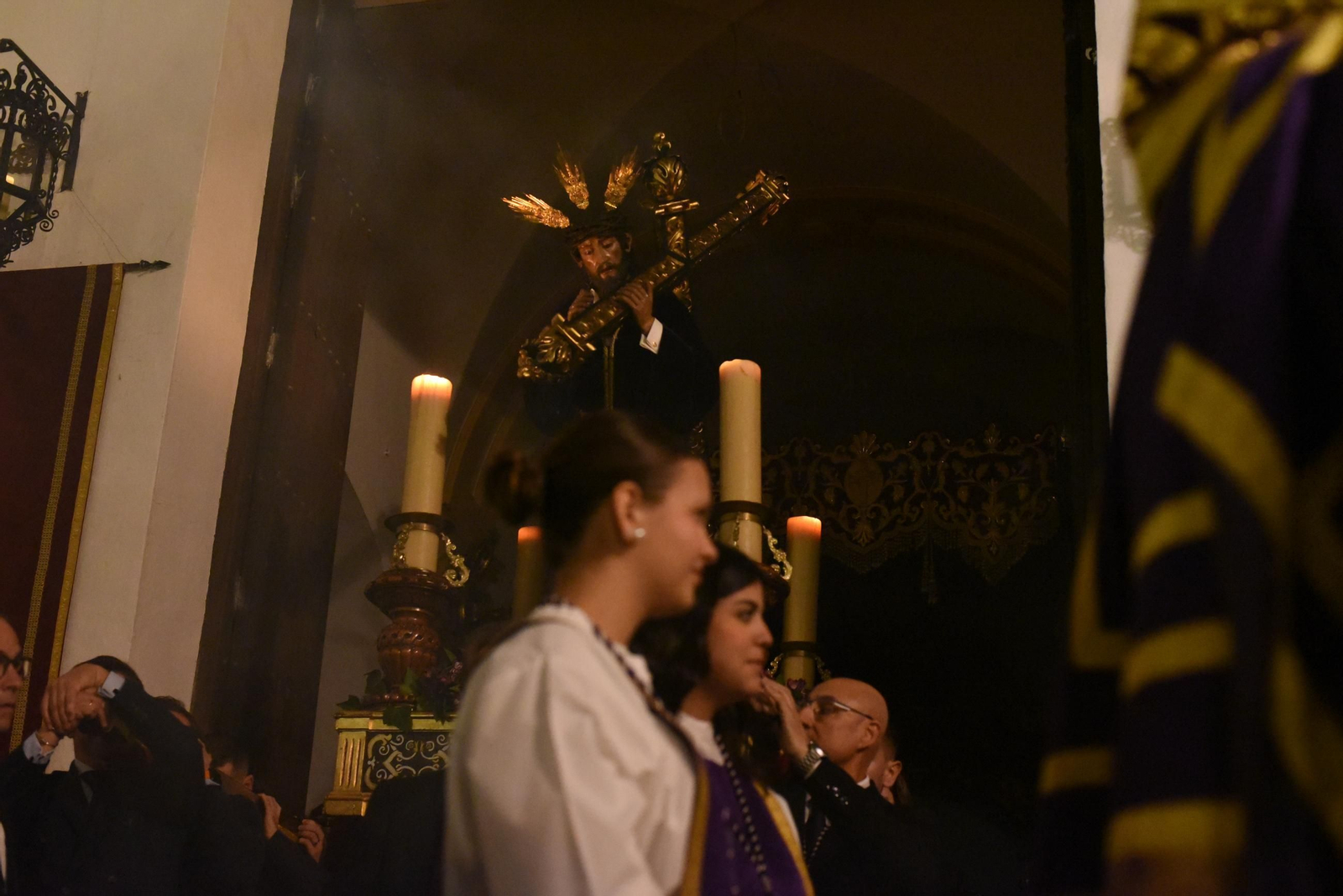El vía crucis del Señor de Pasión por las calles de San Basilio, en imágenes