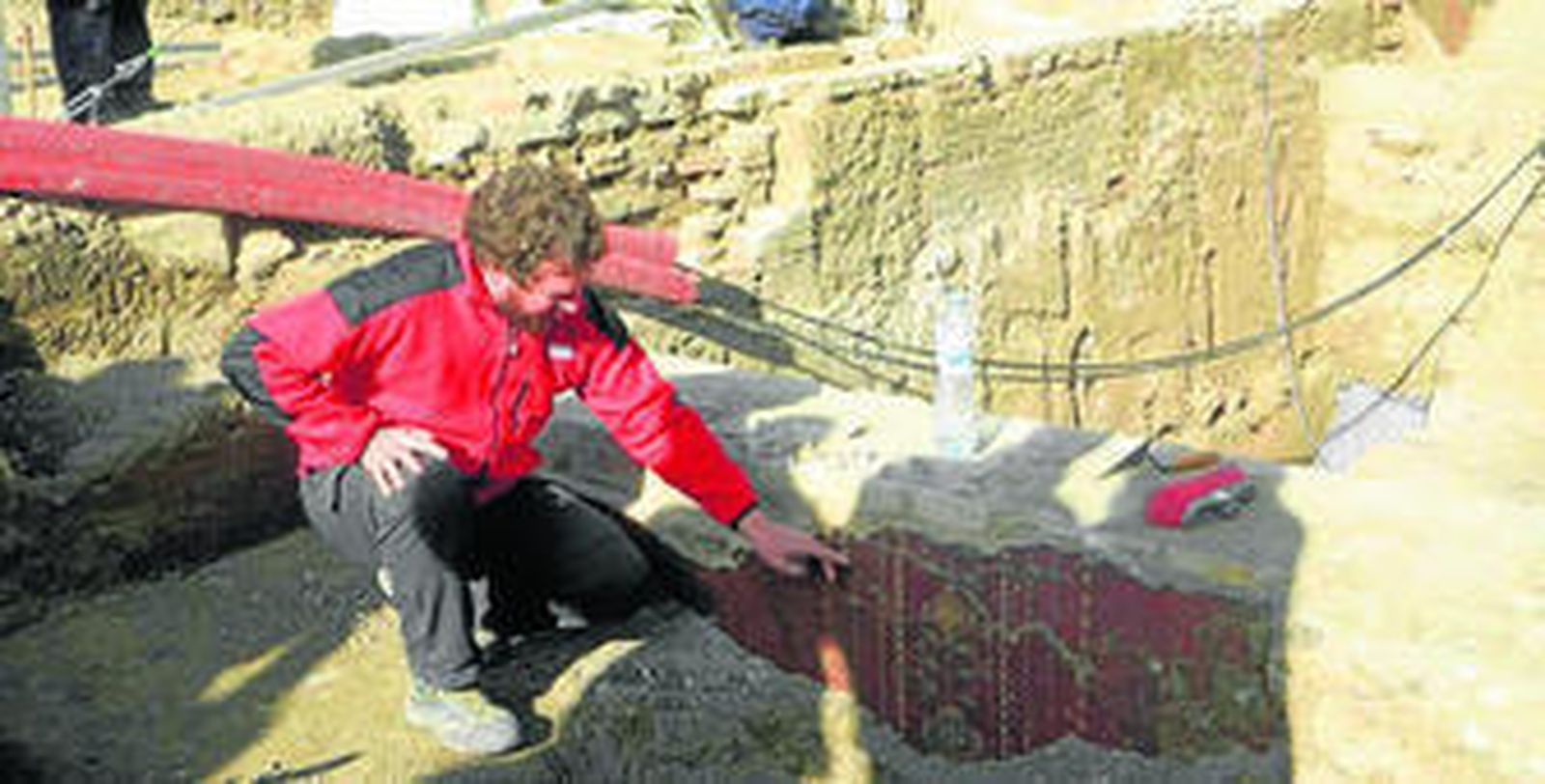 Parte del muro que ha aflorado y que tiene más de 2,5 metros de altura.