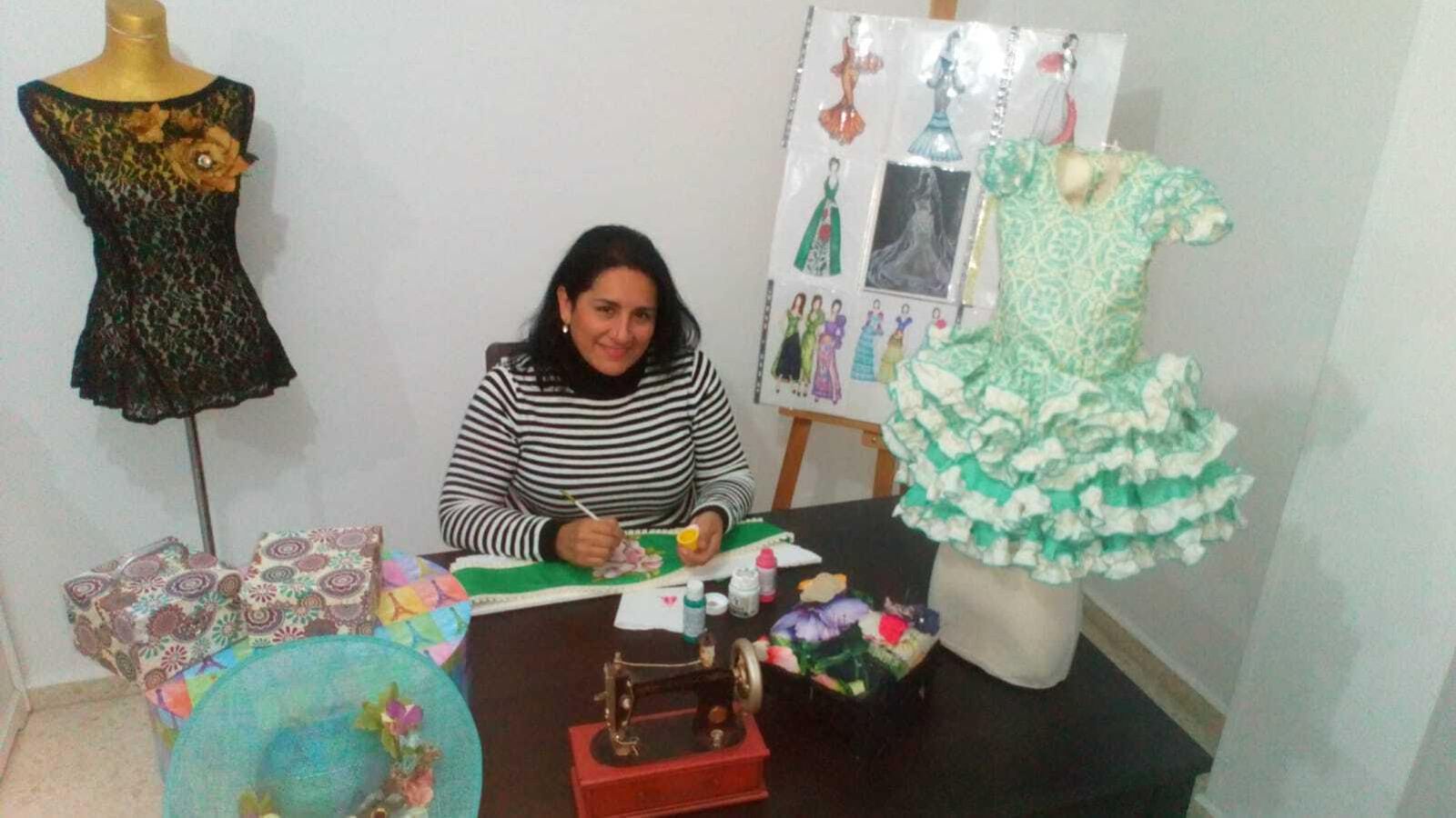 Ángela Castro haciendo labores de sus creaciones