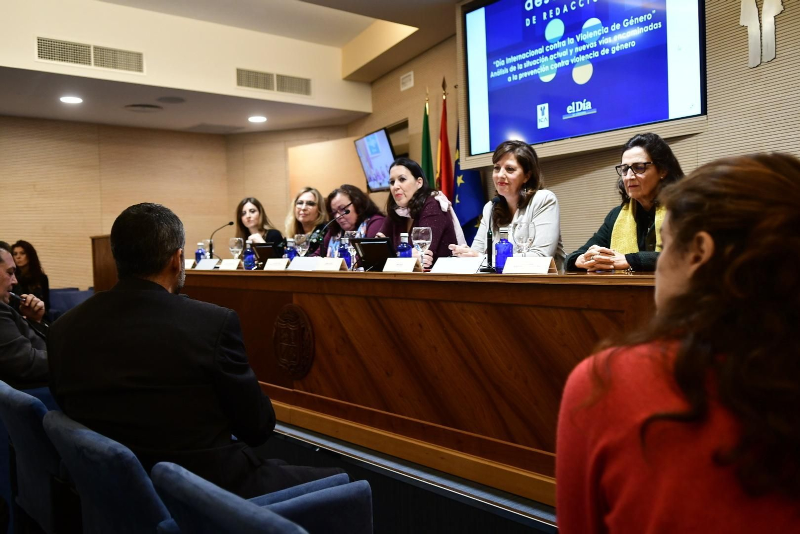 Beatriz Rey, María de los Ángeles Luna, Concepción Ortega, Anabel Calero, Mar Téllez y Teresa Varón, durante el debate.