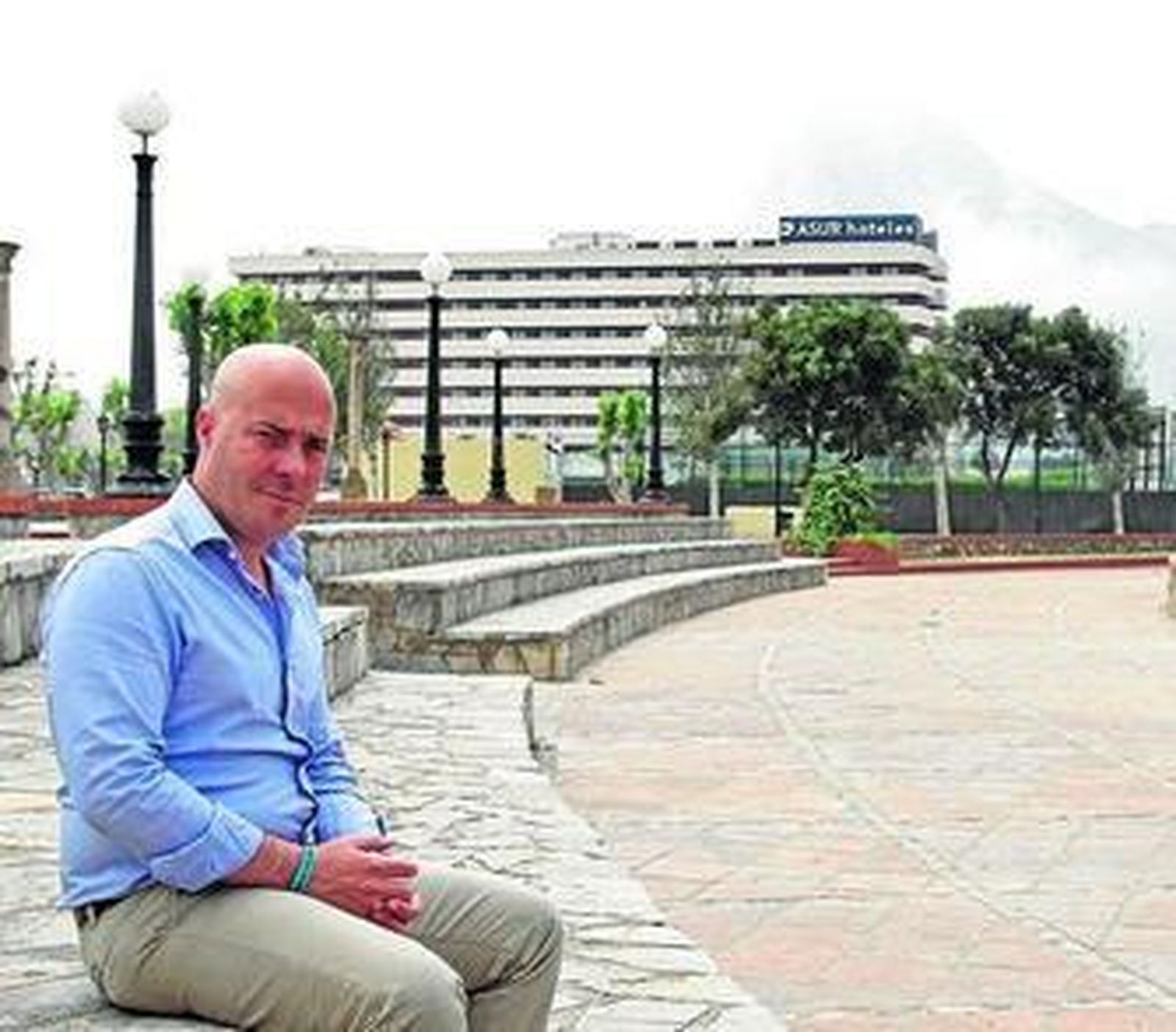 Nacho Macías, candidato del PP a la Alcaldía de La Línea, en la plaza del Camarón.