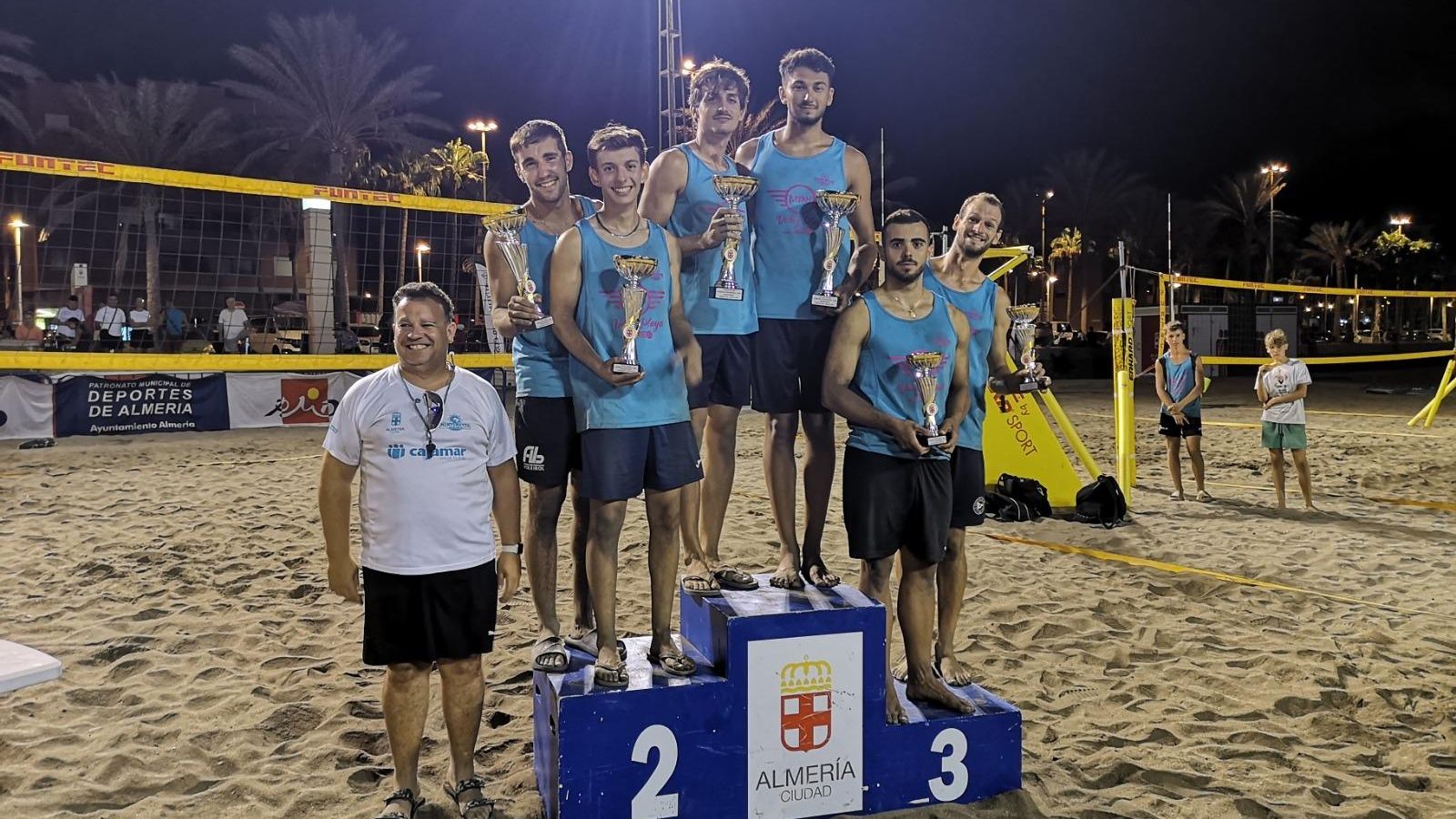 Uno de los podios de la competición celebrada en la playa de El Palmeral.