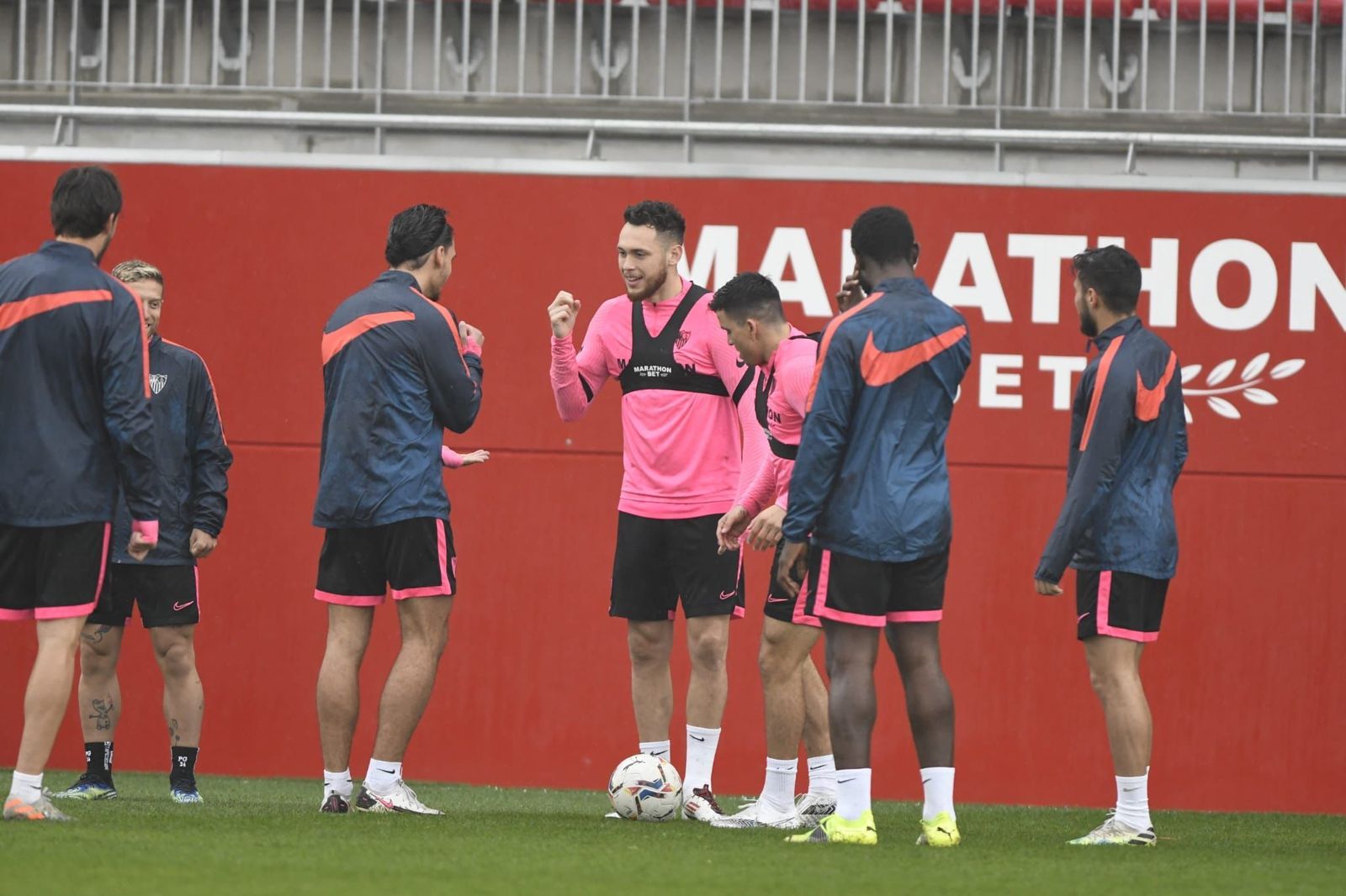 Ocampos sonríe ante una broma de Rekik, en la sesión de este viernes.