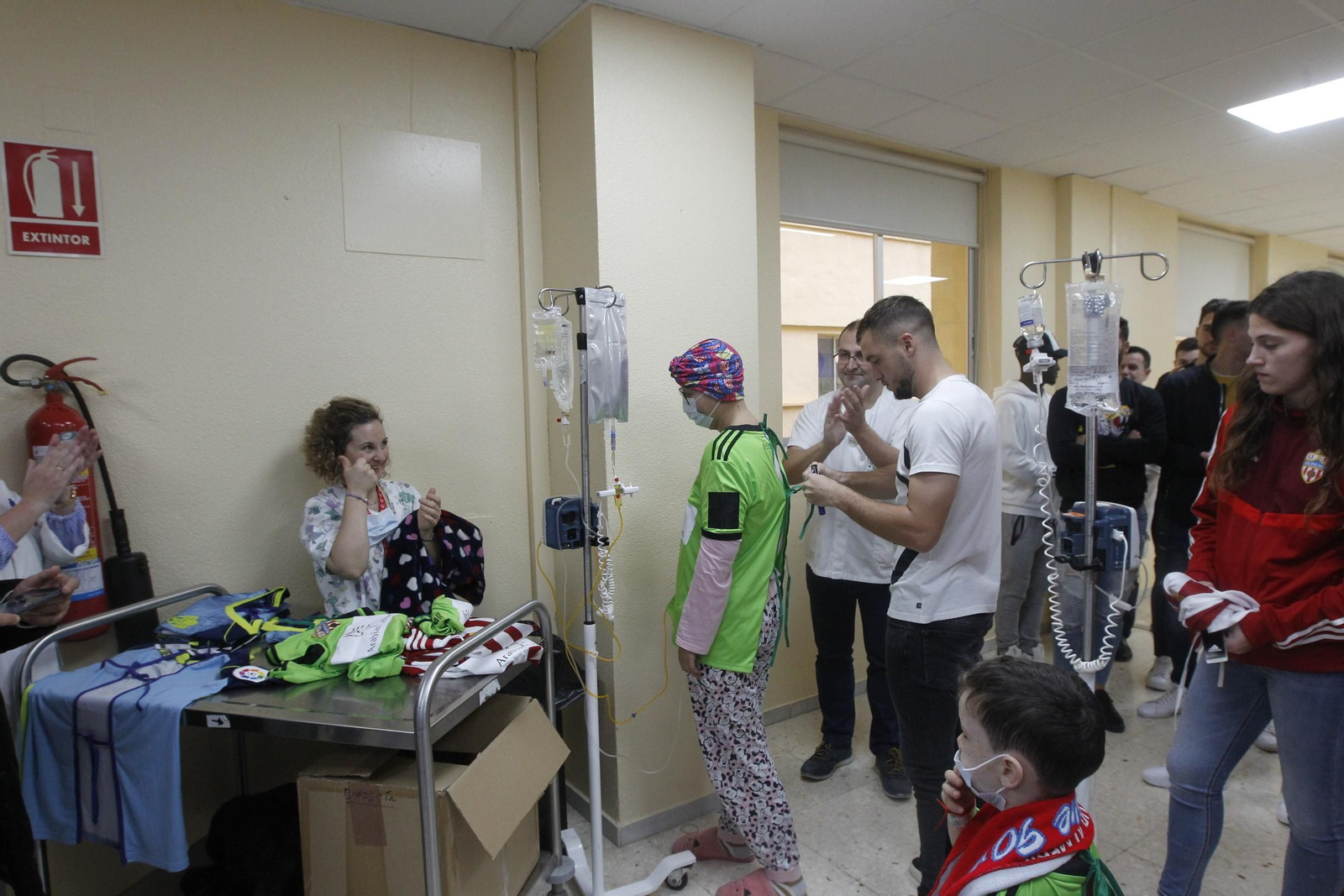 Fotogalería visita jugadores U.D. Almería Hospital Torrecárdenas
