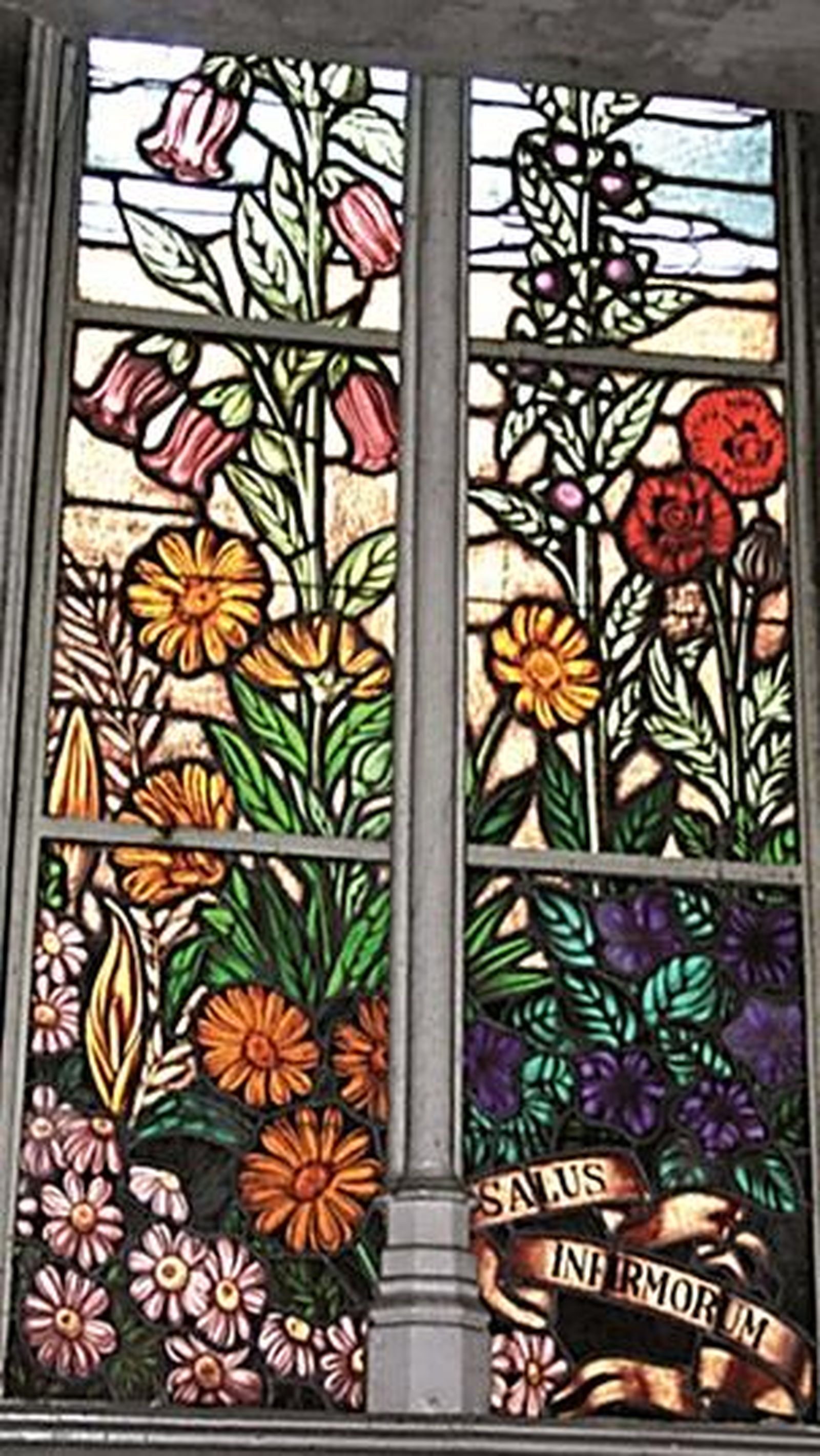 Vidriera modernista con inscripción