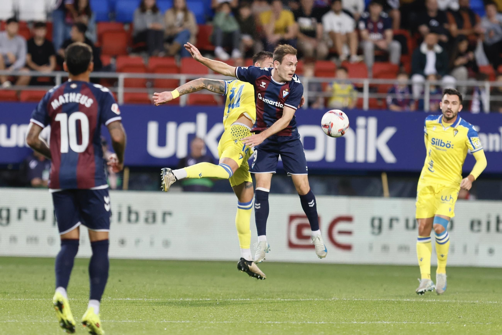 Las imágenes del partido de fútbol Éibar - Cádiz