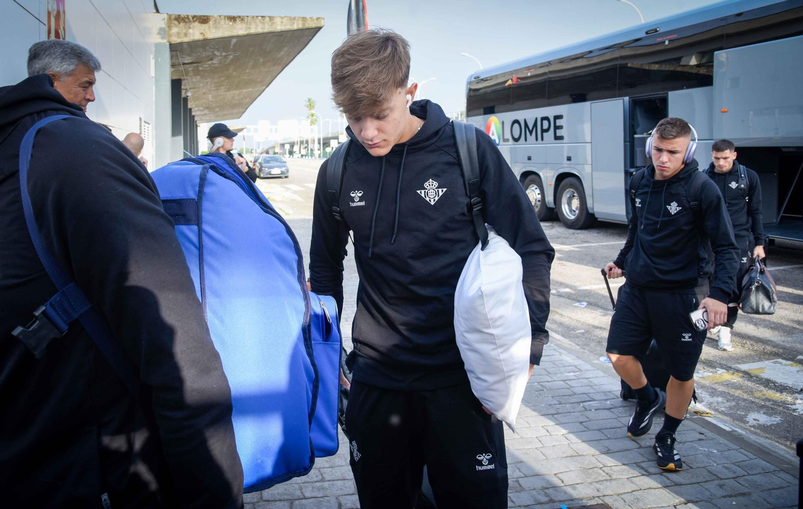 Imágenes de la salida del Real Betis hacia Florencia