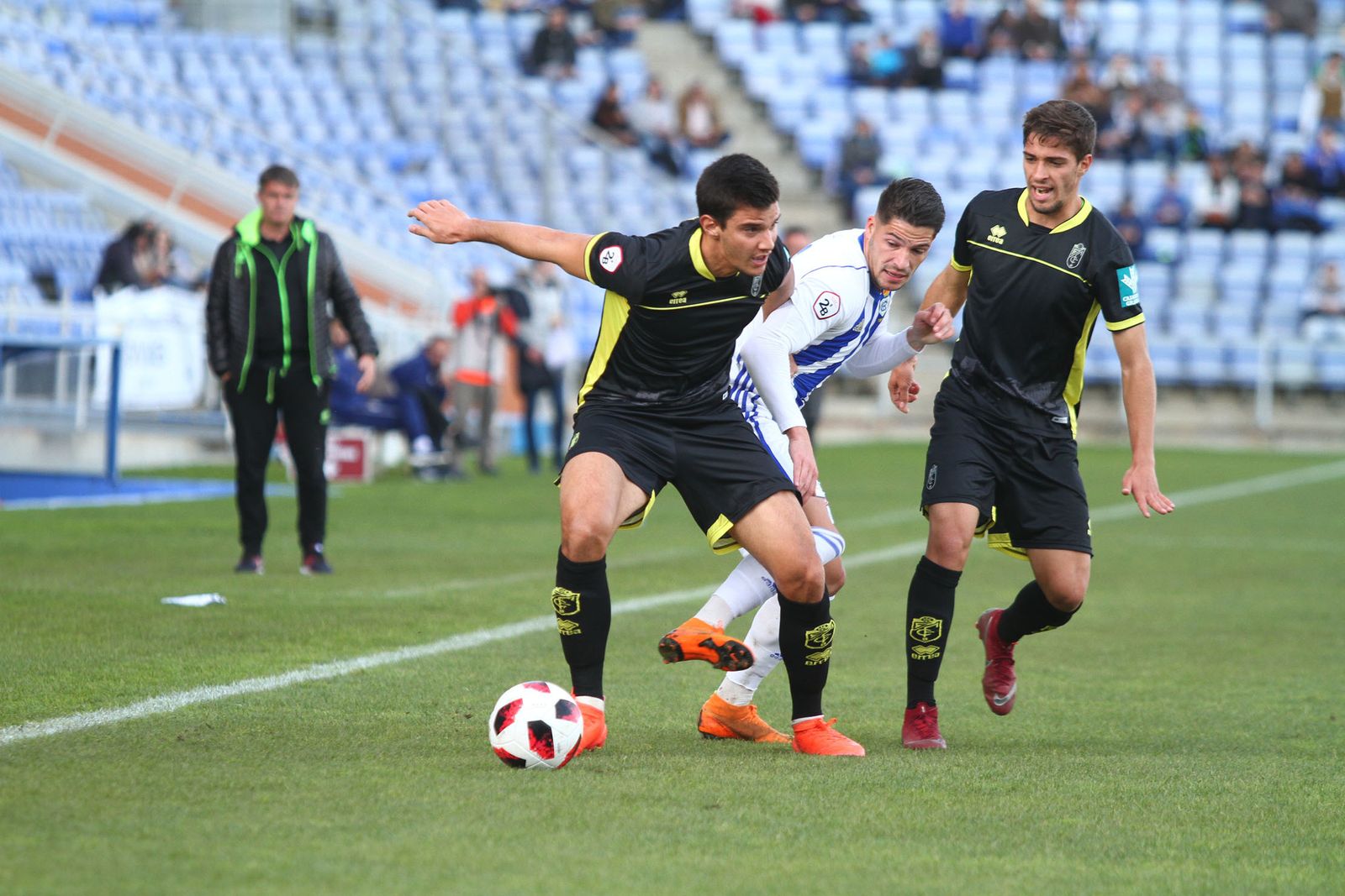 El recreativista Fran Serrano protege el cuero en una acción del partido jugado en la anterior jornada por el Recreativo en El Colombino.