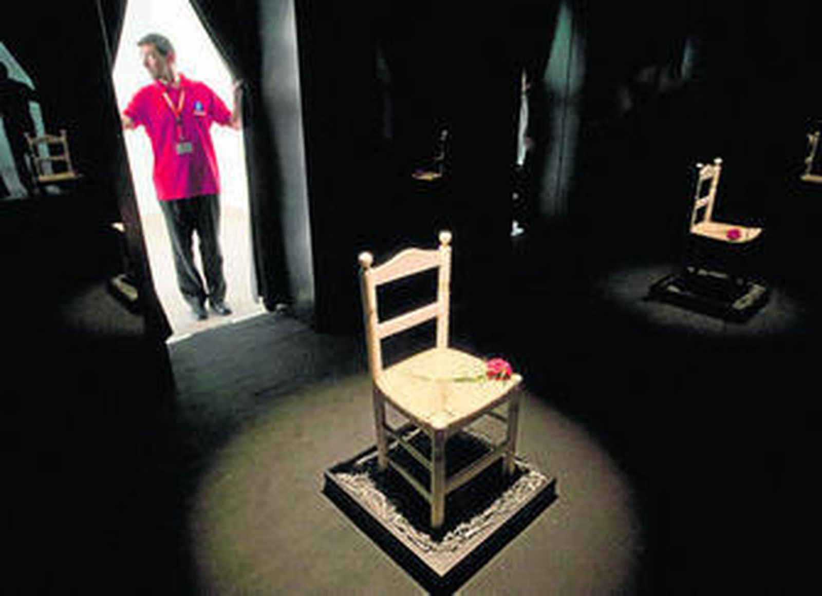 Una símbolica silla recuerda al genio del cante en la recreación de su casa natal.