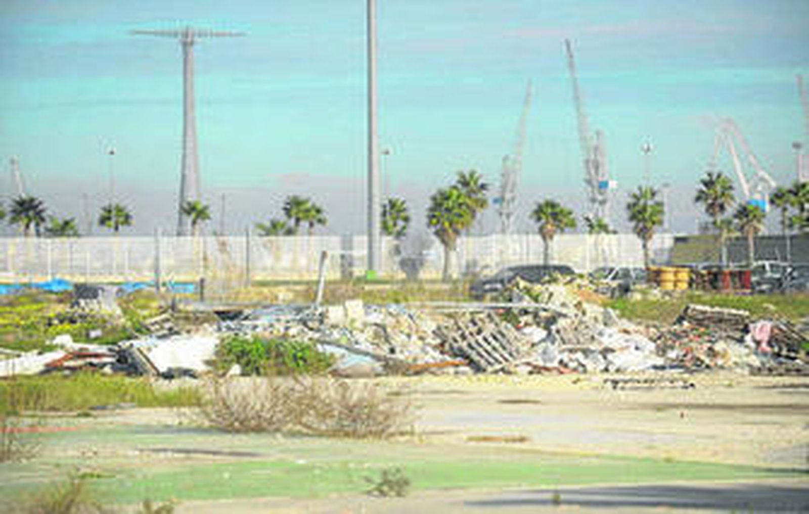 Basuras y restos de obras ocupan hoy buena parte del solar donde se levantará algún día el hospital regional de Cádiz.