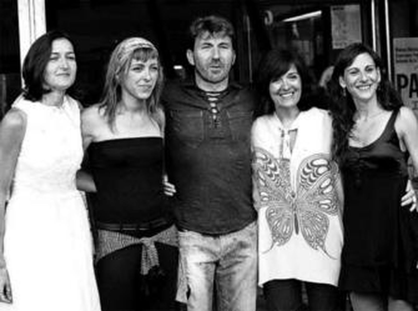 Los principales actores de la película junto a la directora Ángeles González-Sinde y Elvira Lindo.