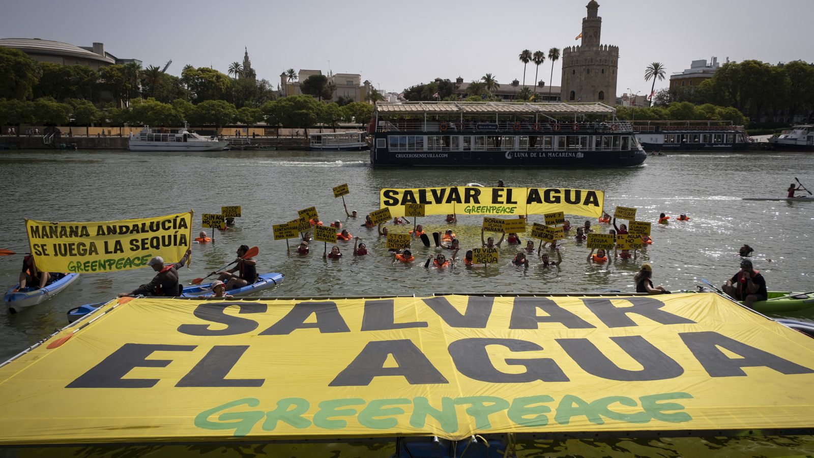Las grandes pancartas de la protesta.