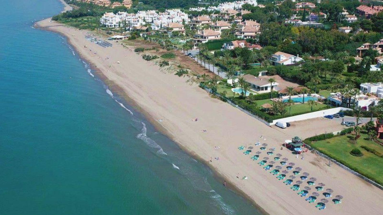 La arena de Los Monteros es blanca y fina y se extiende a lo largo de 1.280 metros de costa con poco más de 500 hamacas.