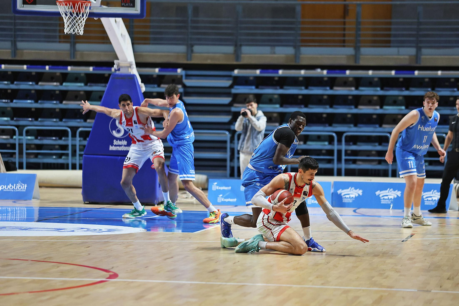 Imágenes del encuentro de baloncesto entre el Ciudad de Huelva y el Damex UDEA Algeciras