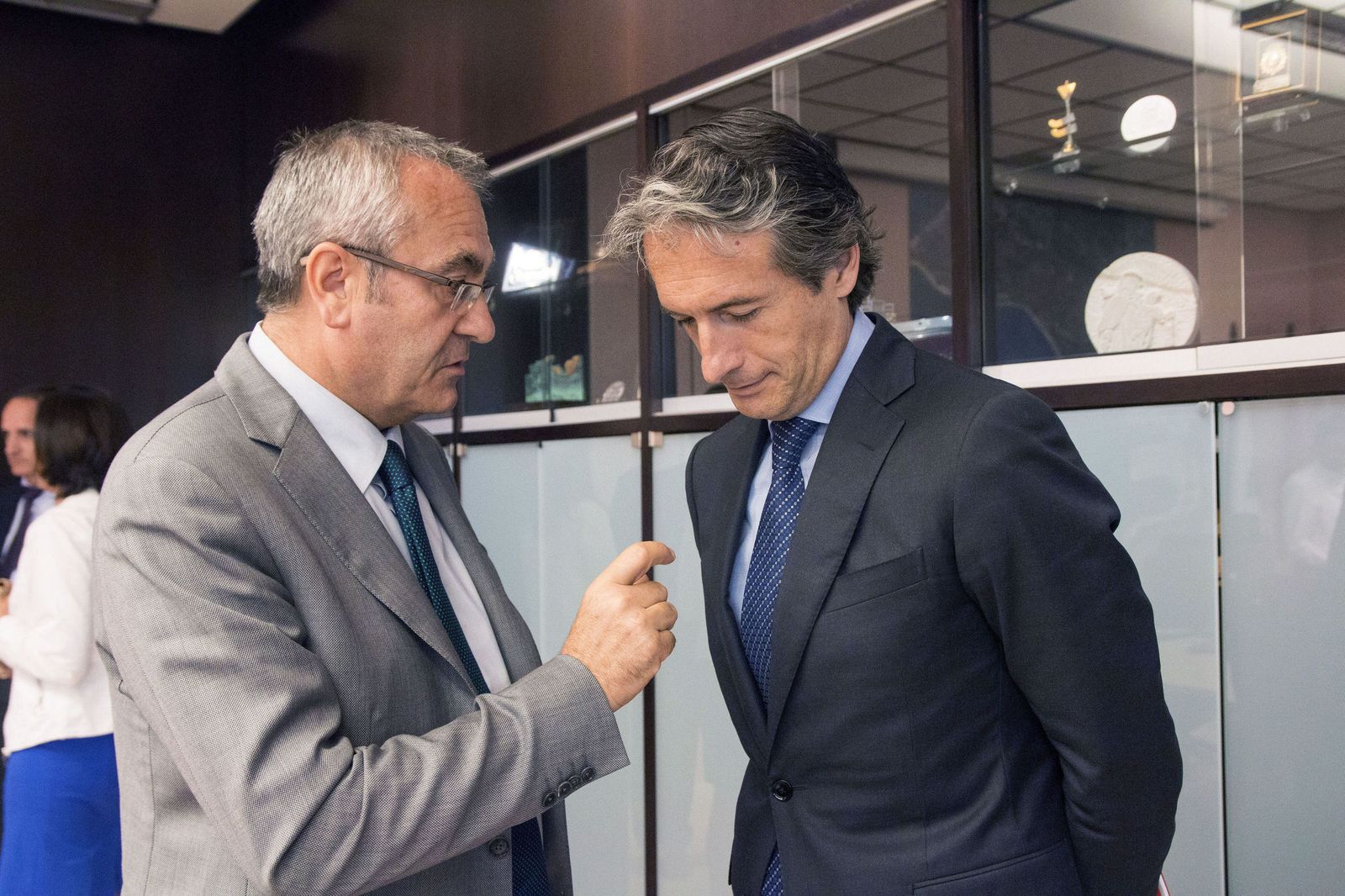 José Llorca habla con Íñigo de la Serna en un acto en Santander.