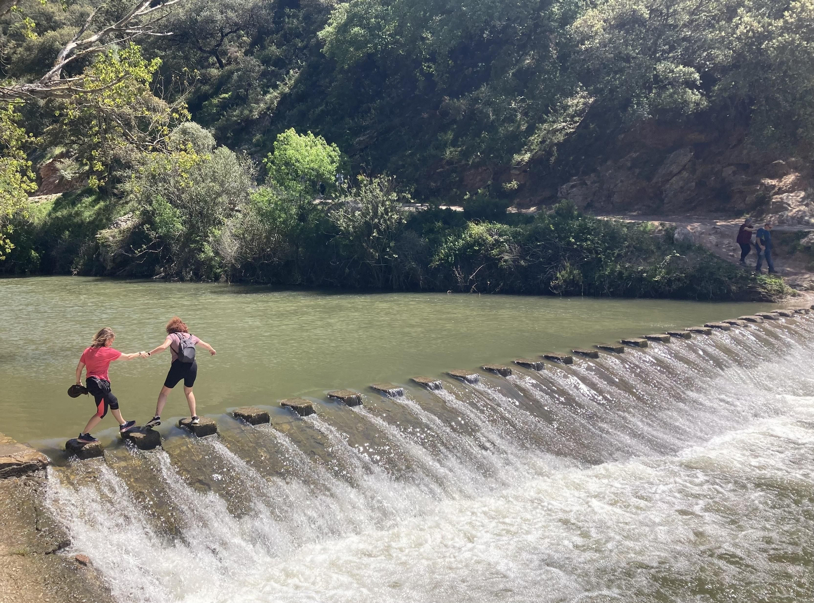 Paso para cruzar el cauce del río Guadiaro junto a la Estación de Benaoján. Paso para cruzar el cauce del río Guadiaro junto a la Estación de Benaoján.