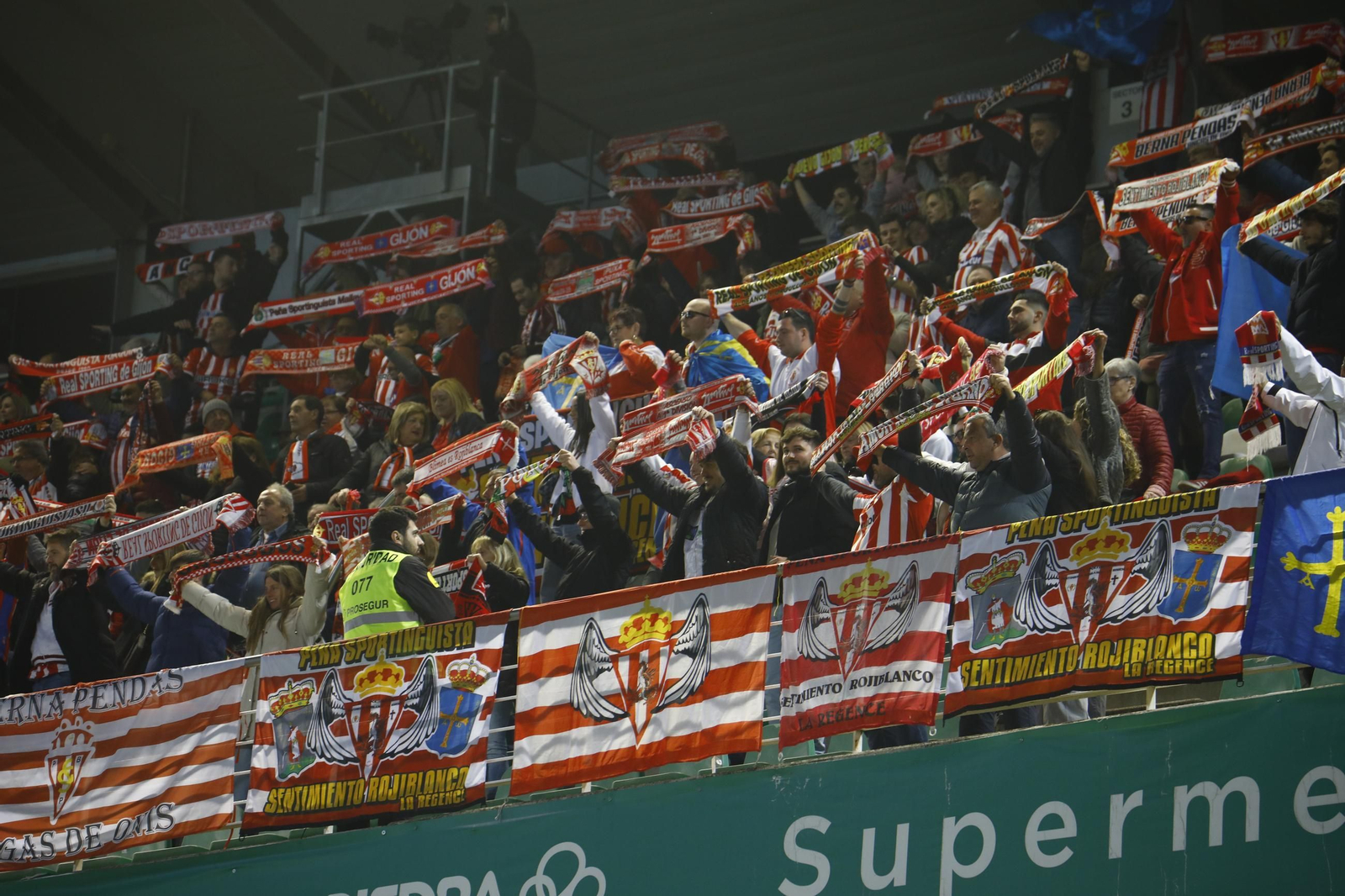 El vibrante ambiente en El Arcángel para el Córdoba CF - Sporting de Gijón