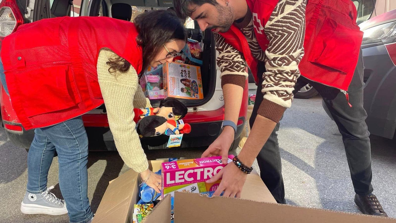 Voluntarios de Cruz Roja organiza los juguetes que se repartirán entre los niños de Granada