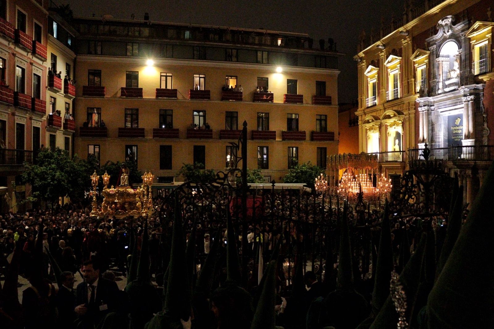 Estudiantes en el Lunes Santo en Málaga, en fotos