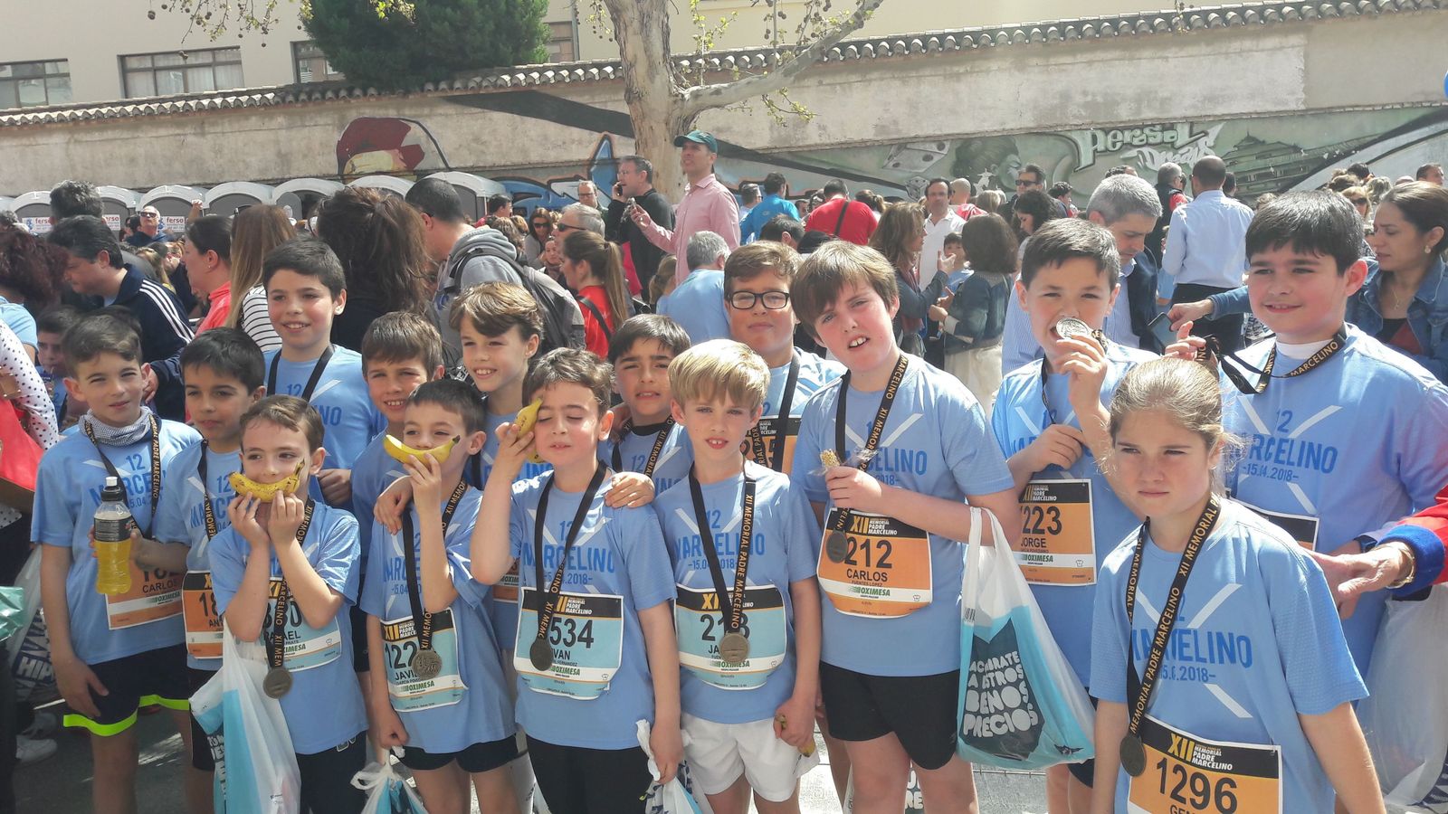 El padre Antonio Carrón, segundo por la derecha, junto al resto de integrantes de la sección de atletismo del CP Agustinos: el alma de la carrera.