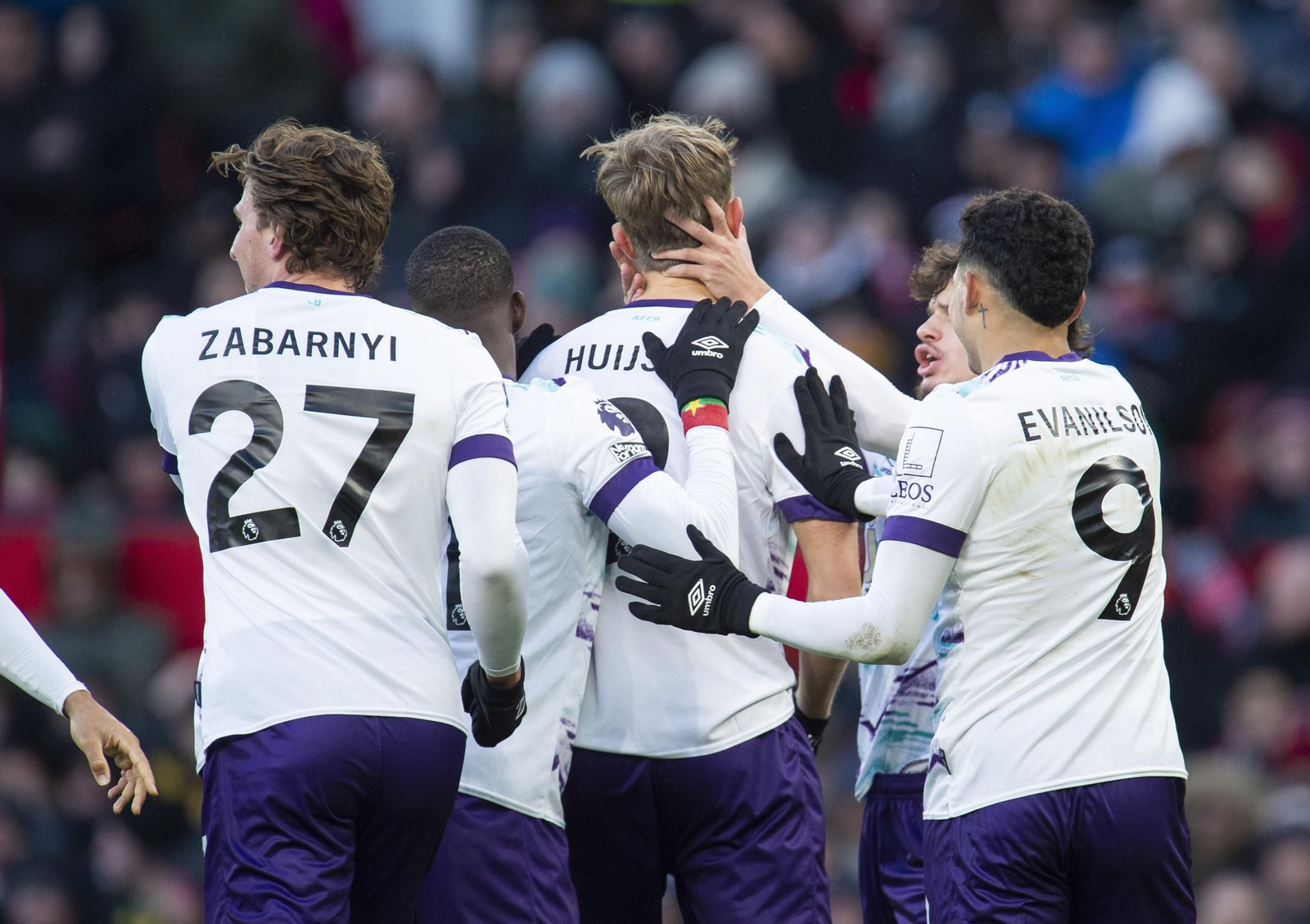 Las fotos de Dean Huijsen tras su gol al Manchester United en Old Trafford