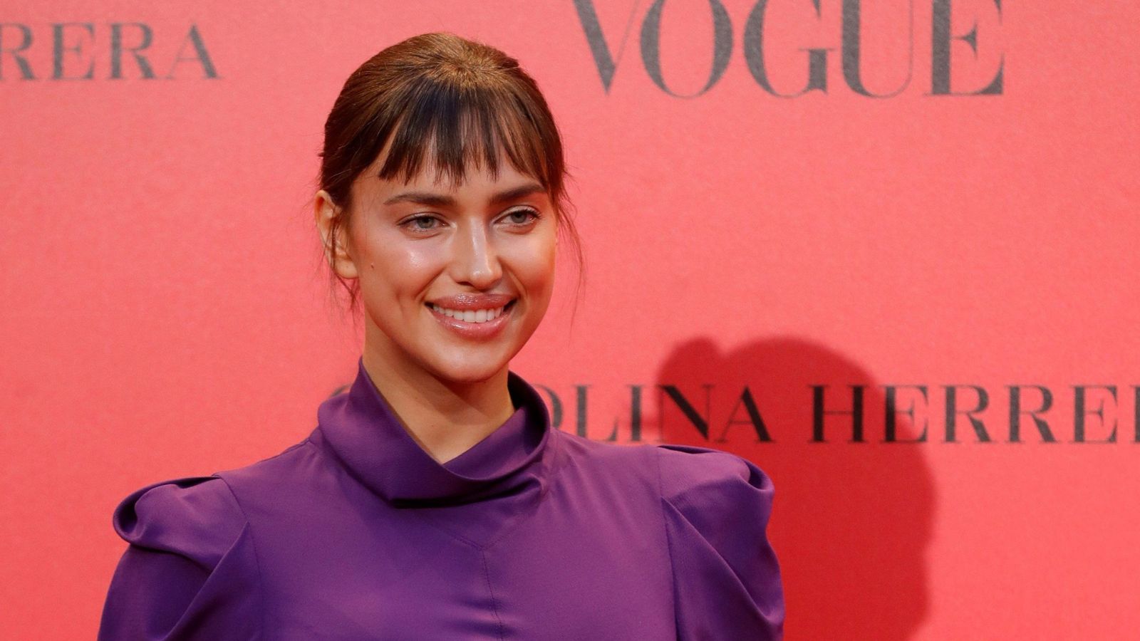 Irina Shayk, con vestido drapeado en color berenjena de Isabel Marant.