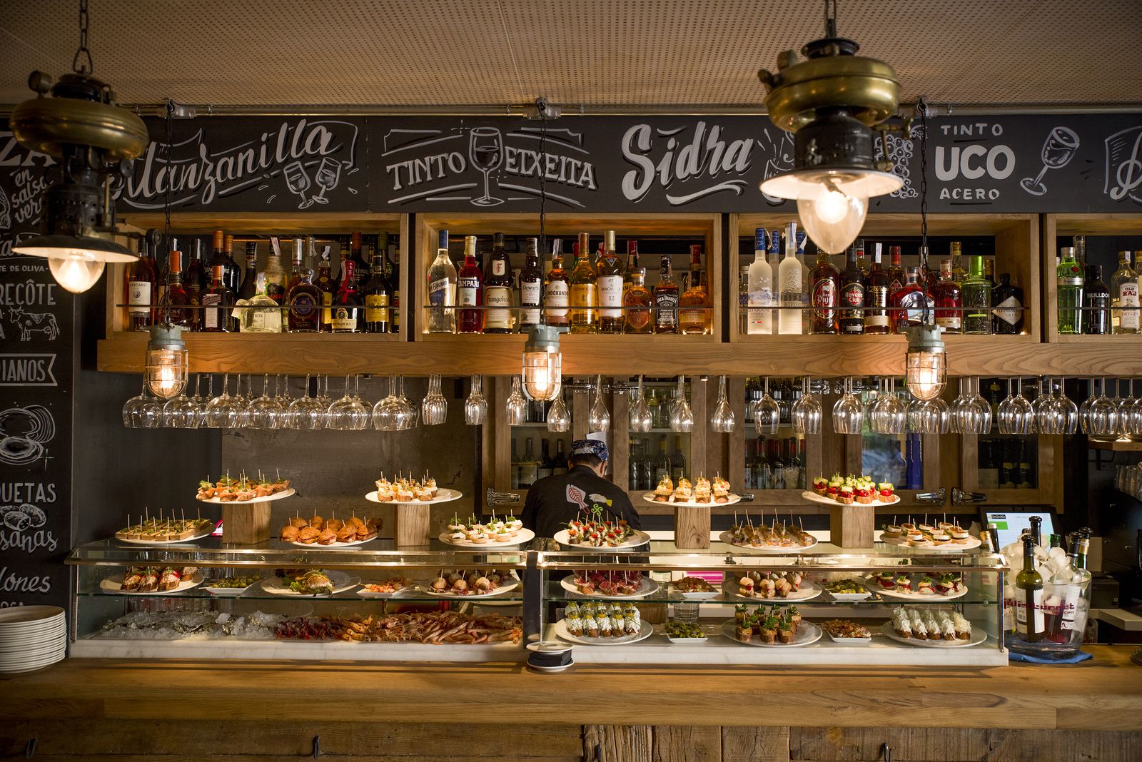 Orio Gastronomía Vasca, frente al Archivo de Indias.