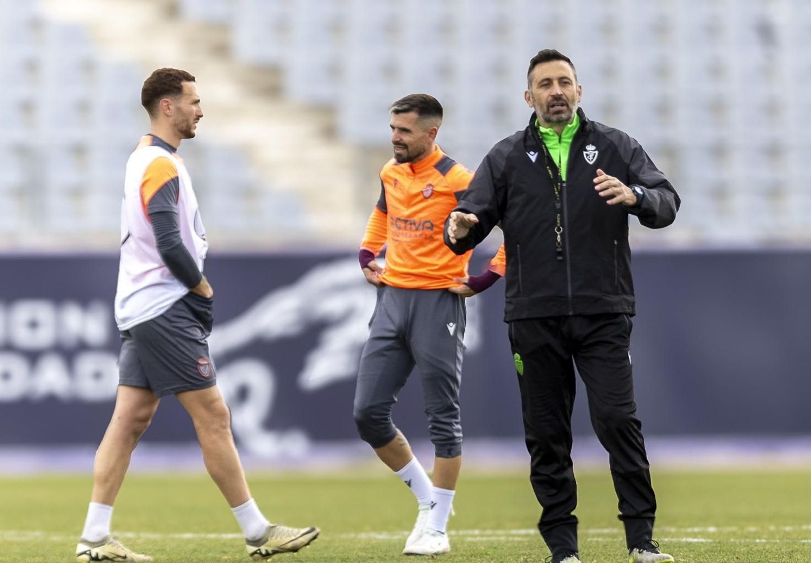 Manolo Herrero, junto a Adri Paz y Agus Alonso en un entrenamiento.