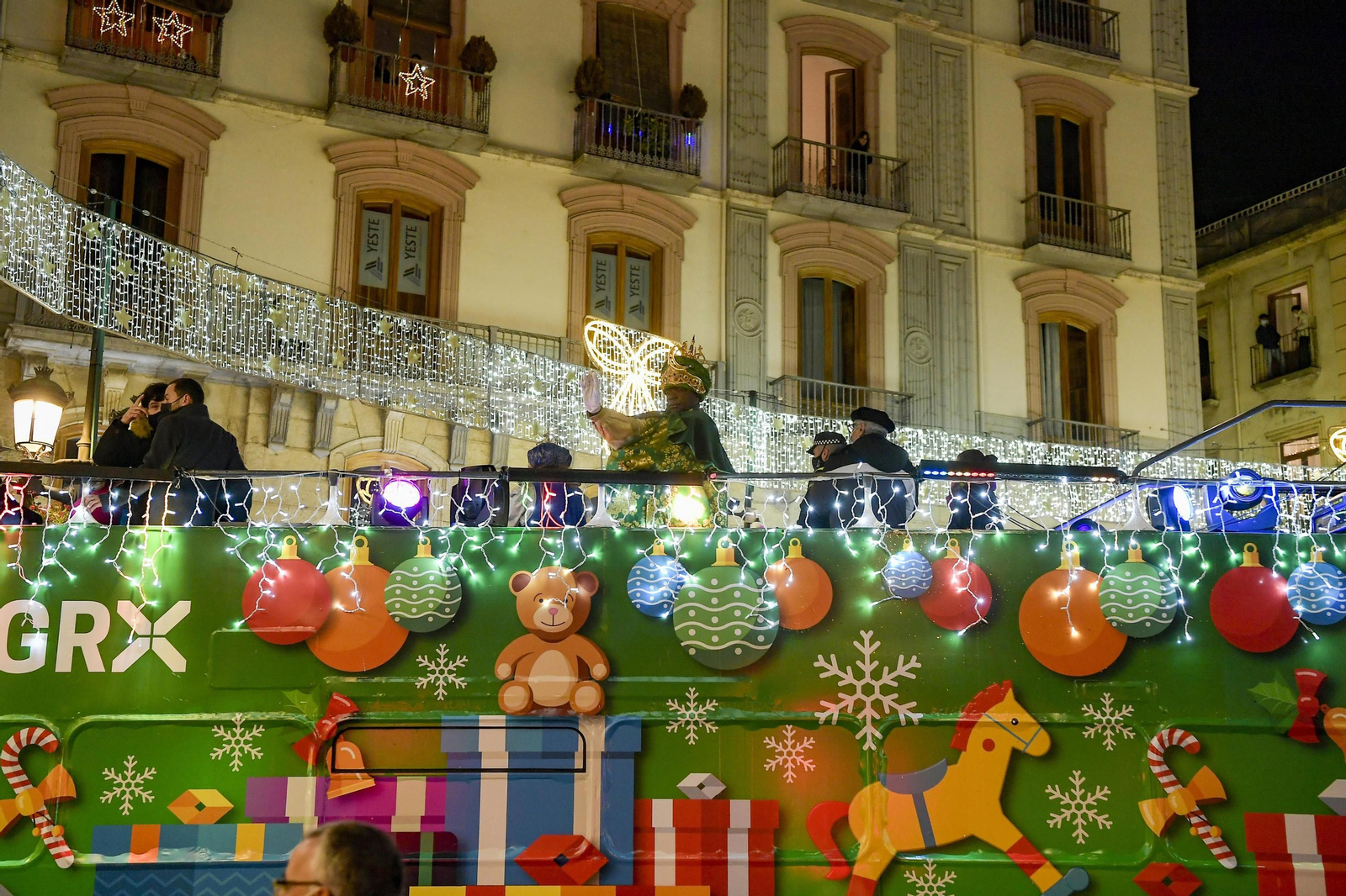 Los Reyes ‘a domicilio’, en el balcón y las calles de Granada