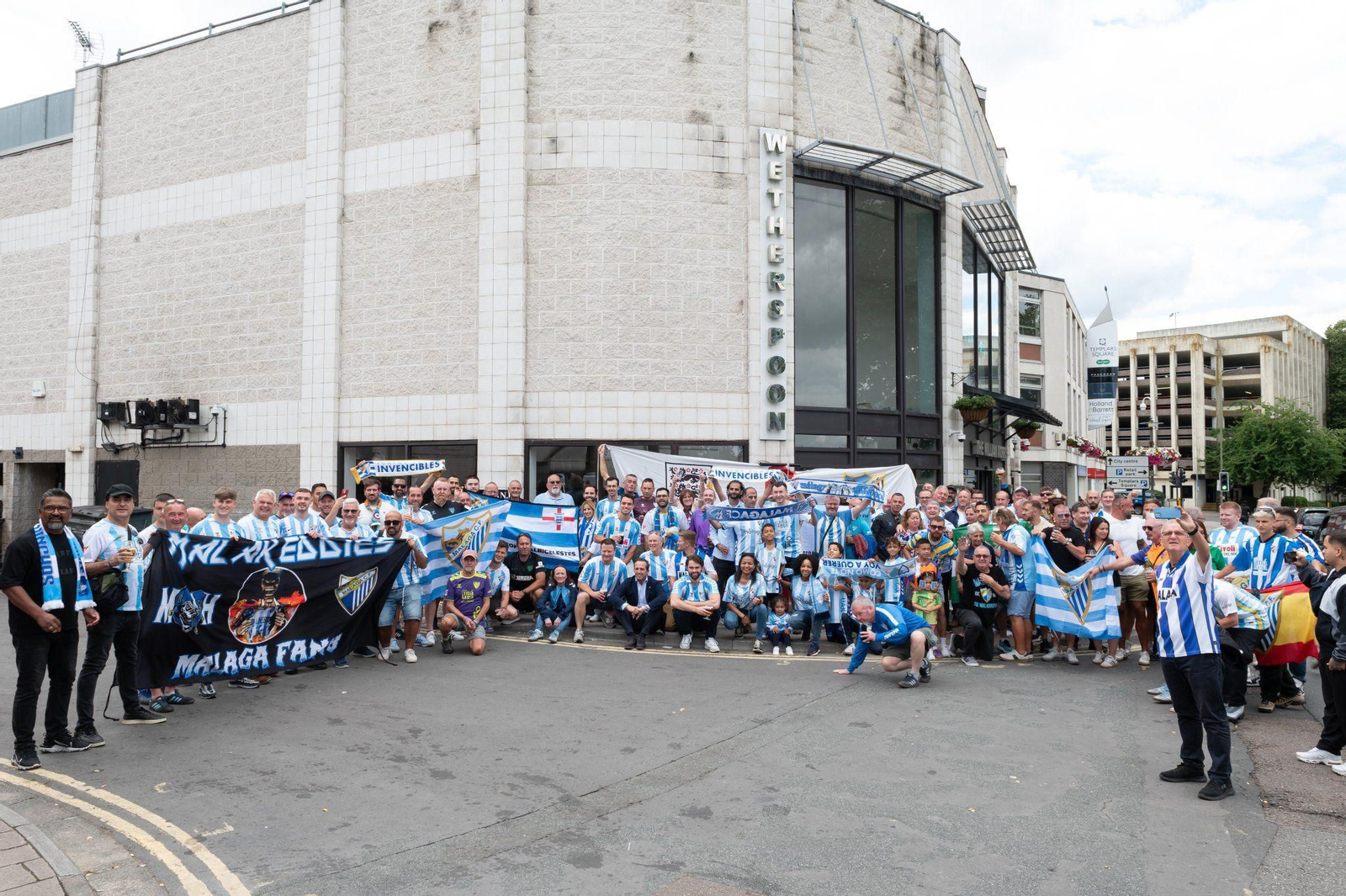 Malaguistas en la puerta del estadio