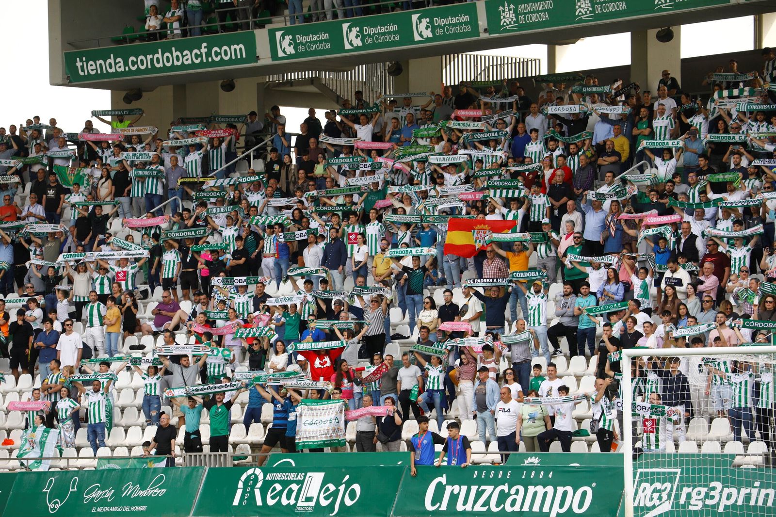 Aficionados cordobesistas animan durante un partido.