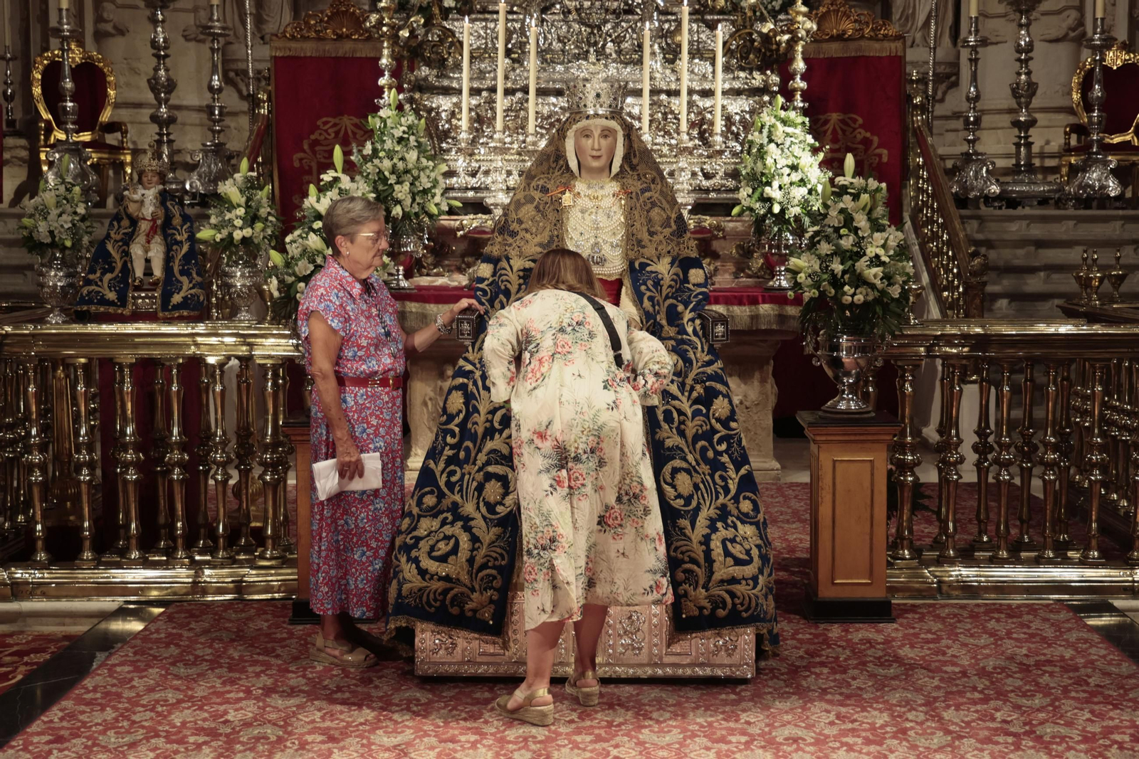 Imágenes del besamanos de la Virgen de los Reyes