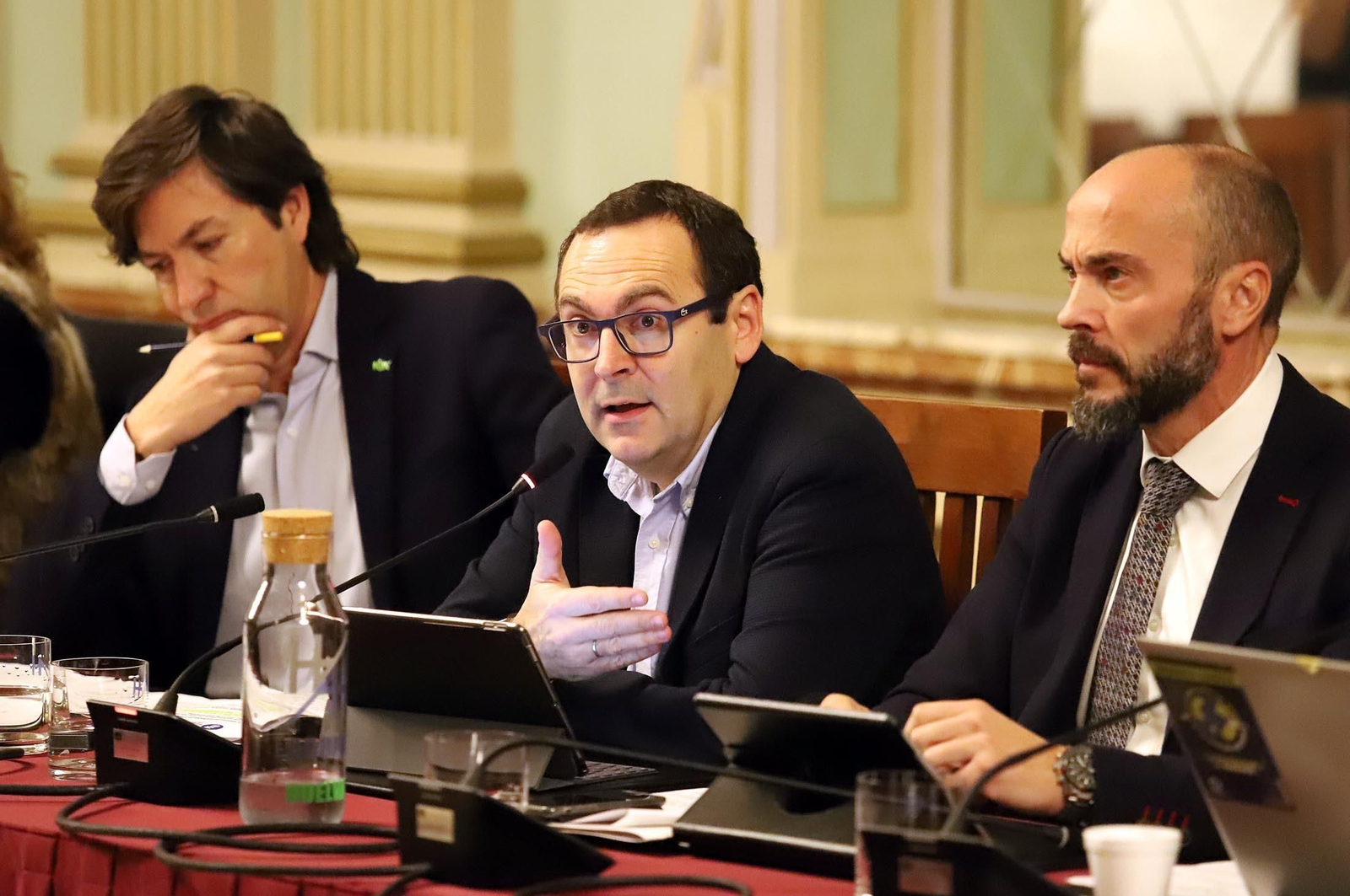 Imágenes del pleno del Ayuntamiento de Huelva