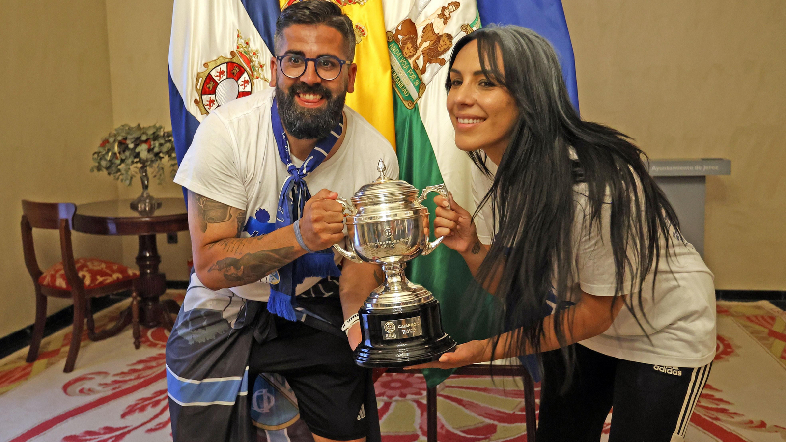 Baño de masas del Xerez CD en Jerez por su ascenso
