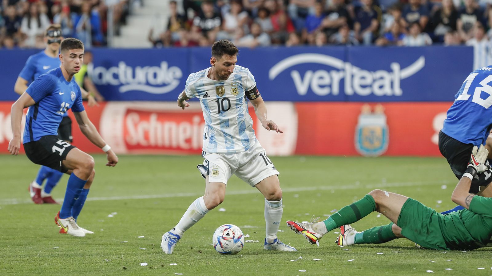 Mesi dribla al portero de Estonia en uno de sus cinco tantos.