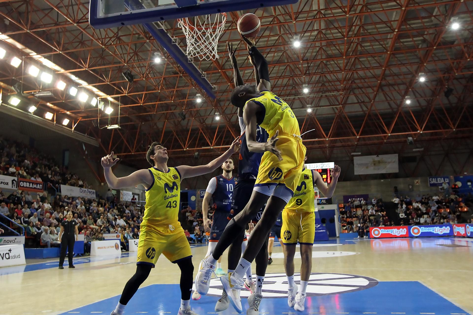 Carlos Suárez y Yannick Nzosa, ante el Tizona.