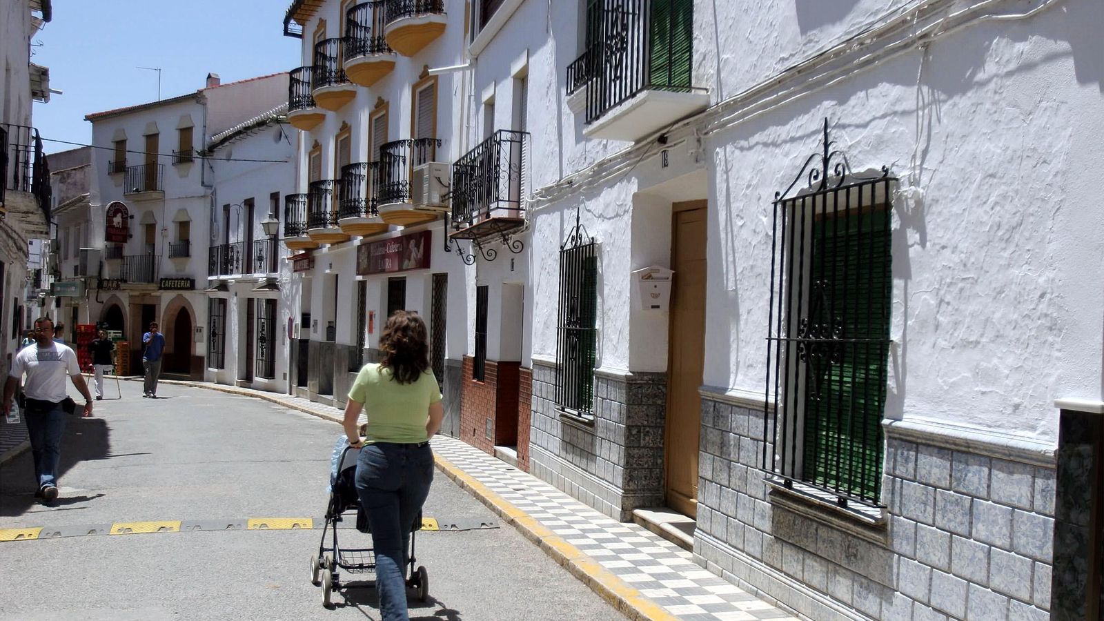 Una mujer con un bebé por las calles de Yunquera.