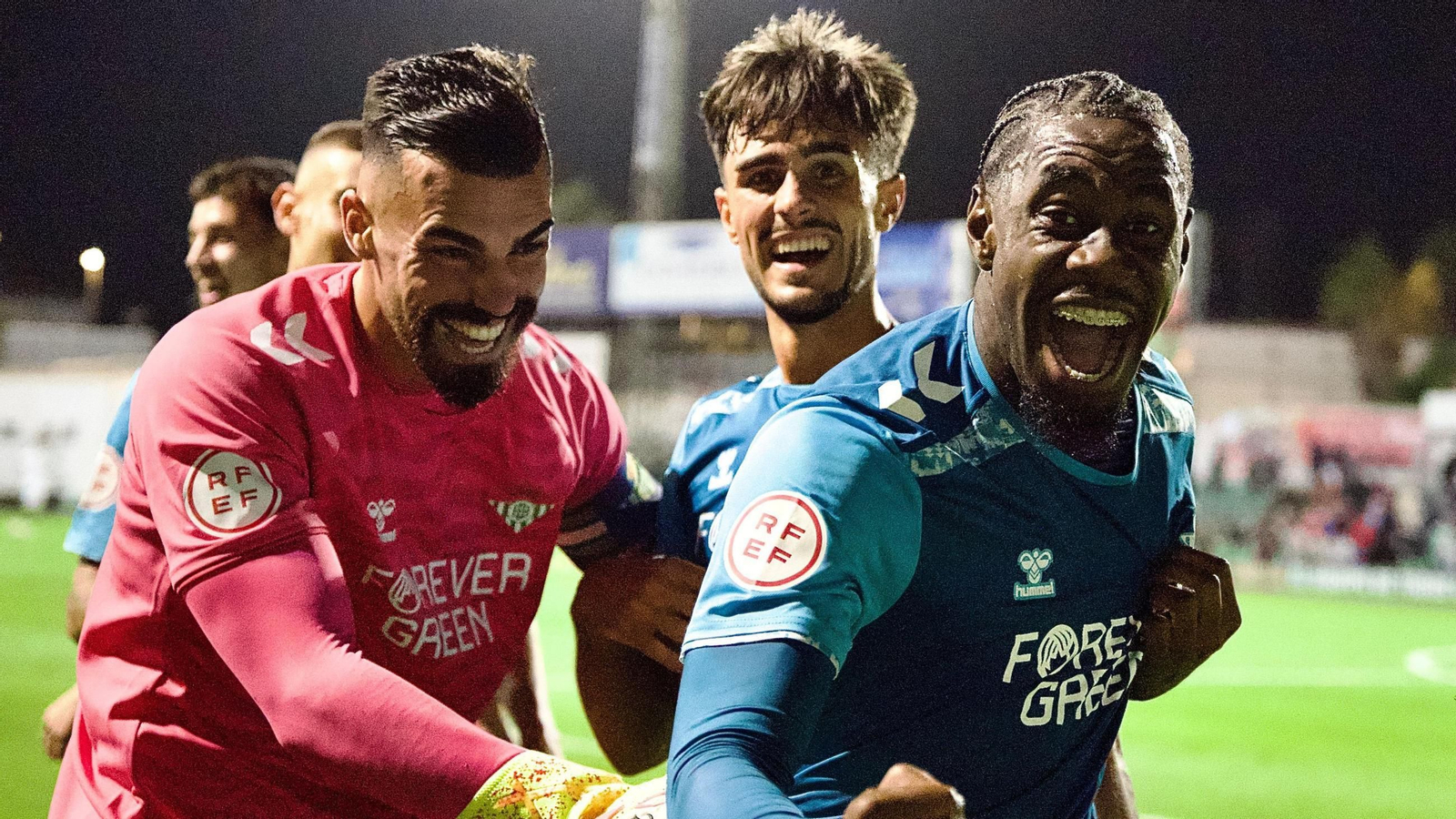 Rudy Kohon celebra su gol que daba la tranquilidad al equipo