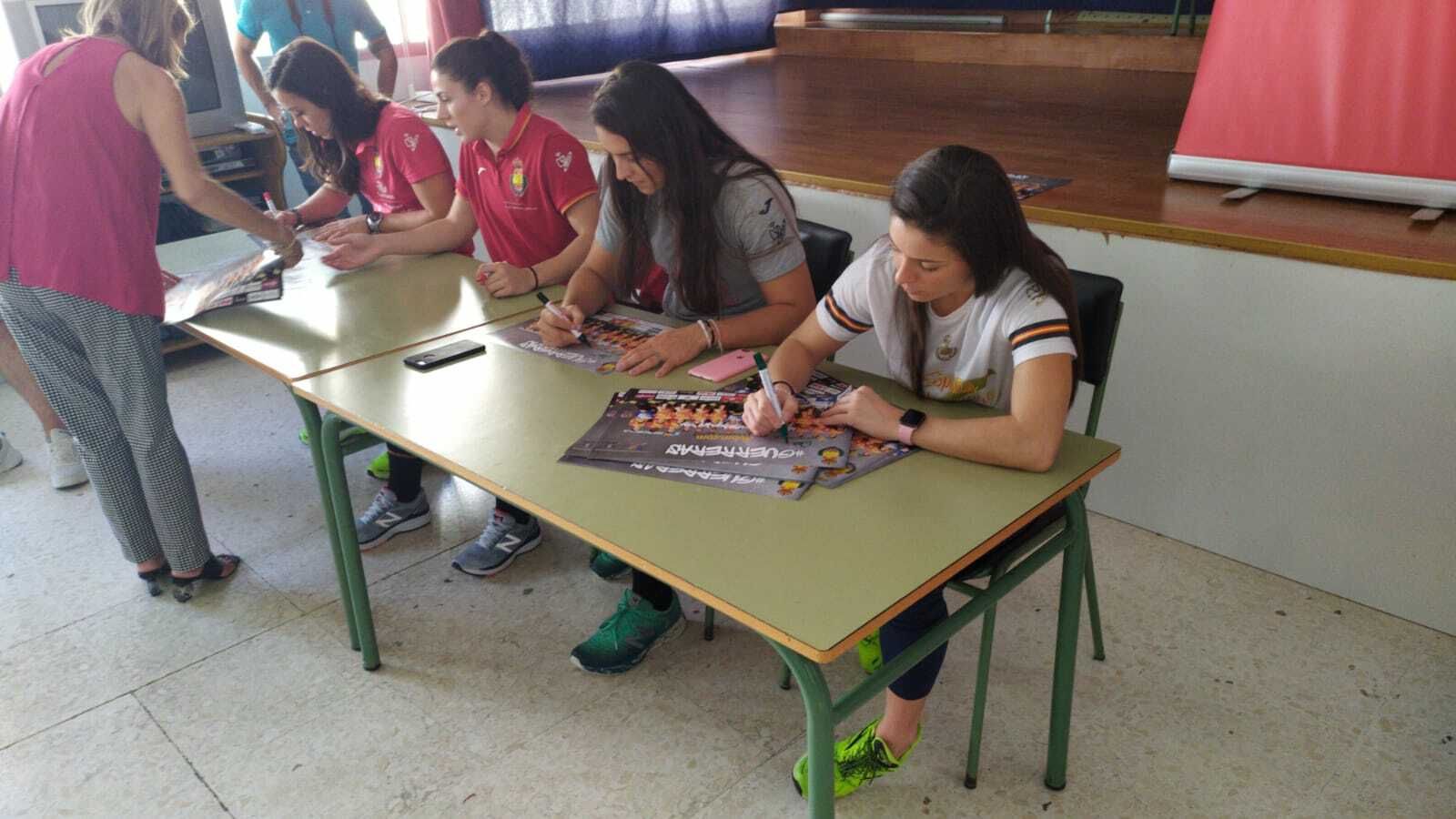 Fotogalería de la visita de las 'Guerreras' a colegios de la provincia